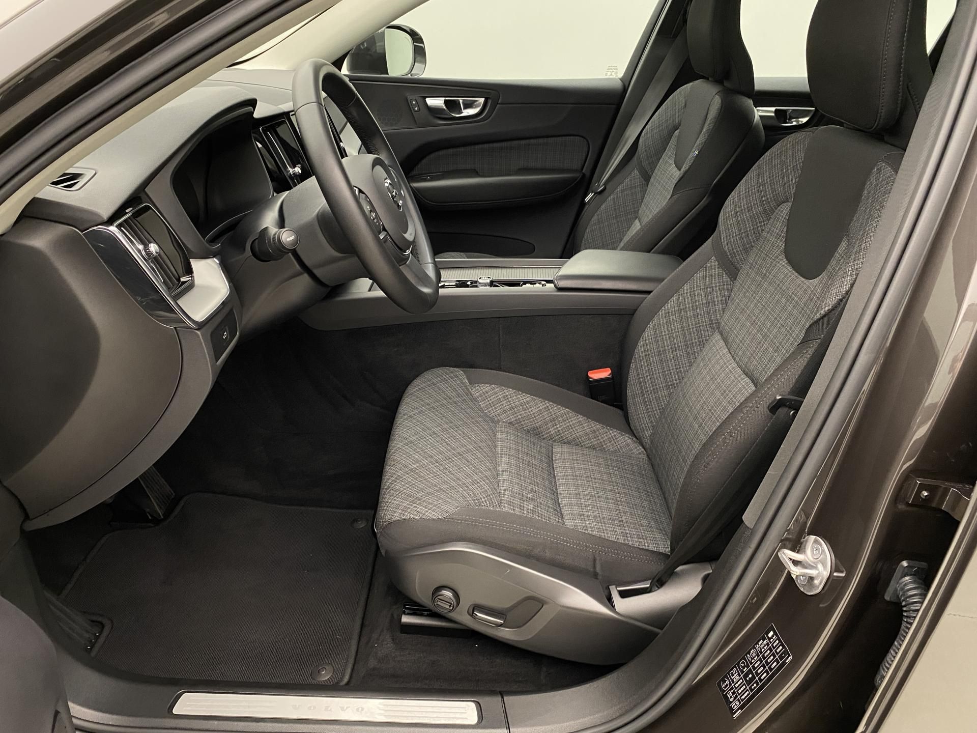 Volvo XC60, B4 CORE AUT CZ - fotka 3