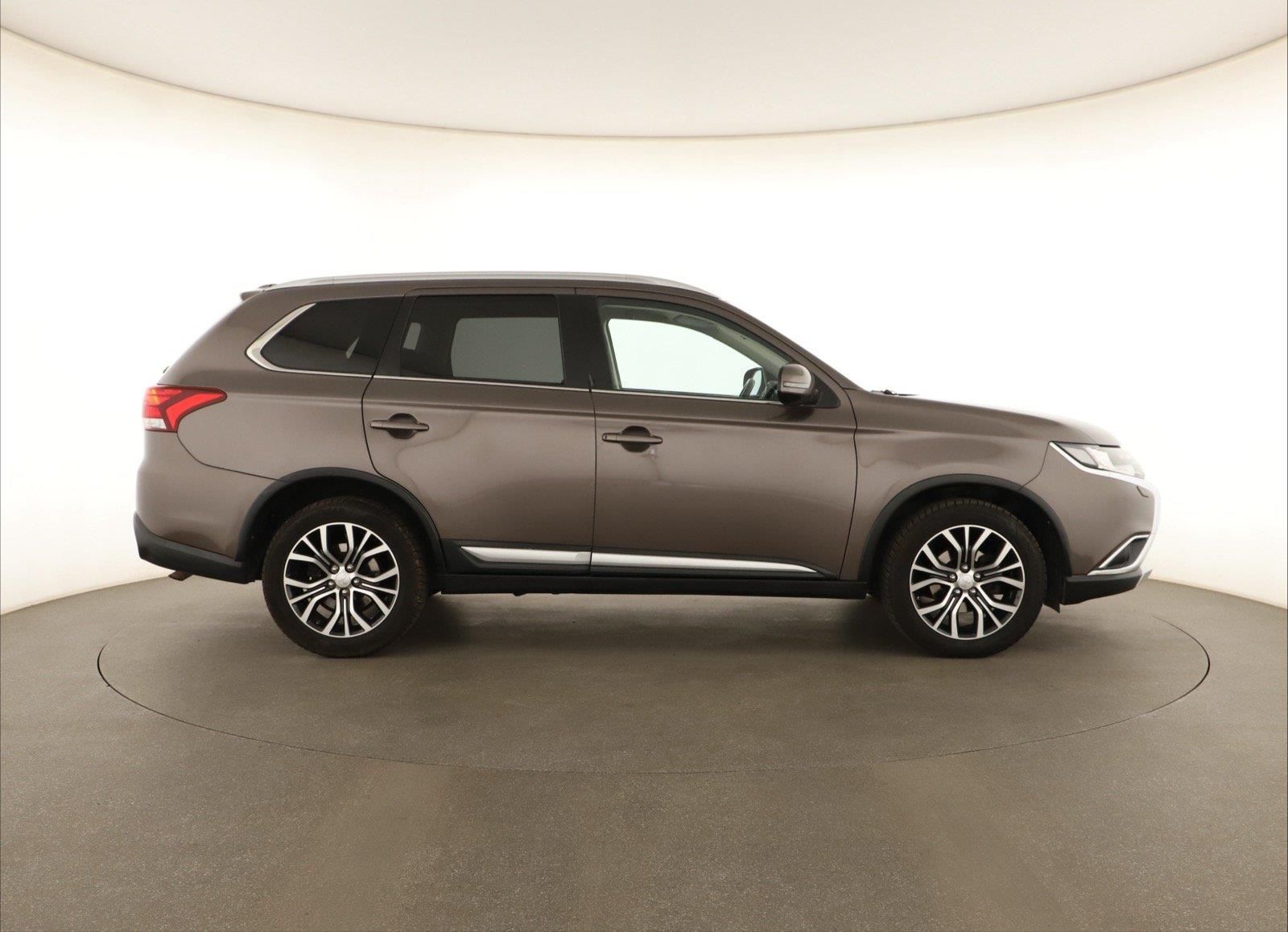 Mitsubishi Outlander, 2.2 DI-D, 4X4, Automat - fotka 6