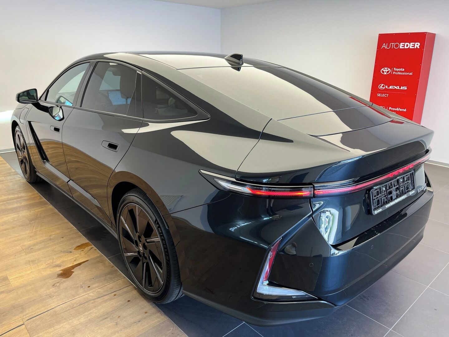 Lexus ES, 500e Prestige + 21" kola AERO - fotka 6