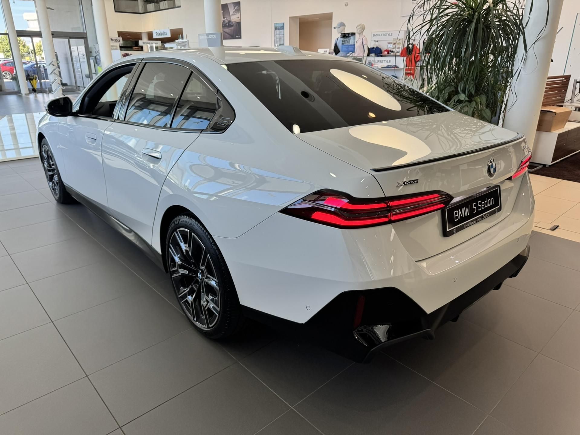 BMW Řada 5, 540d xDrive Sedan - fotka 2