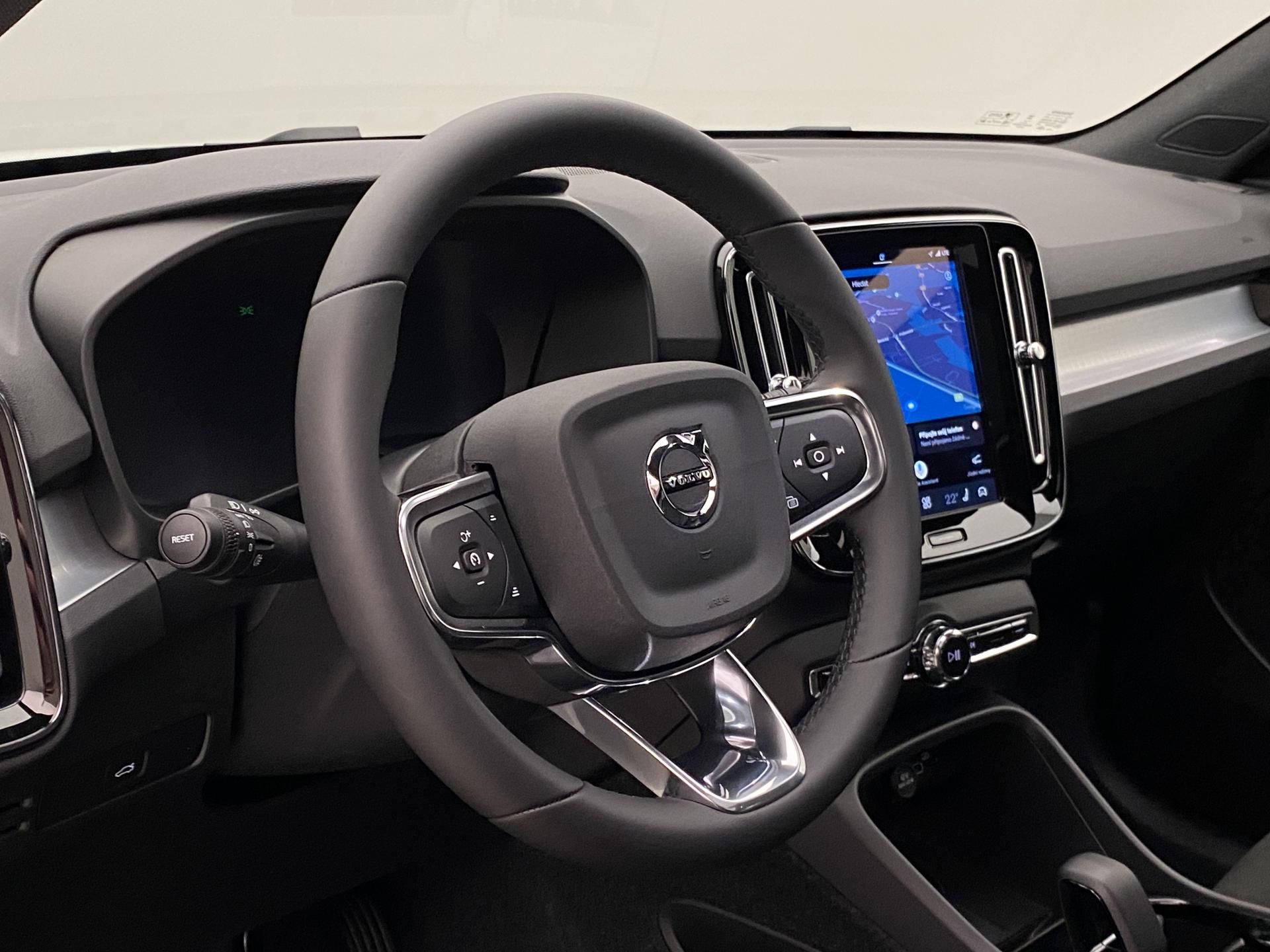 Volvo XC40, B3 AUT DARK ULTRA - fotka 4