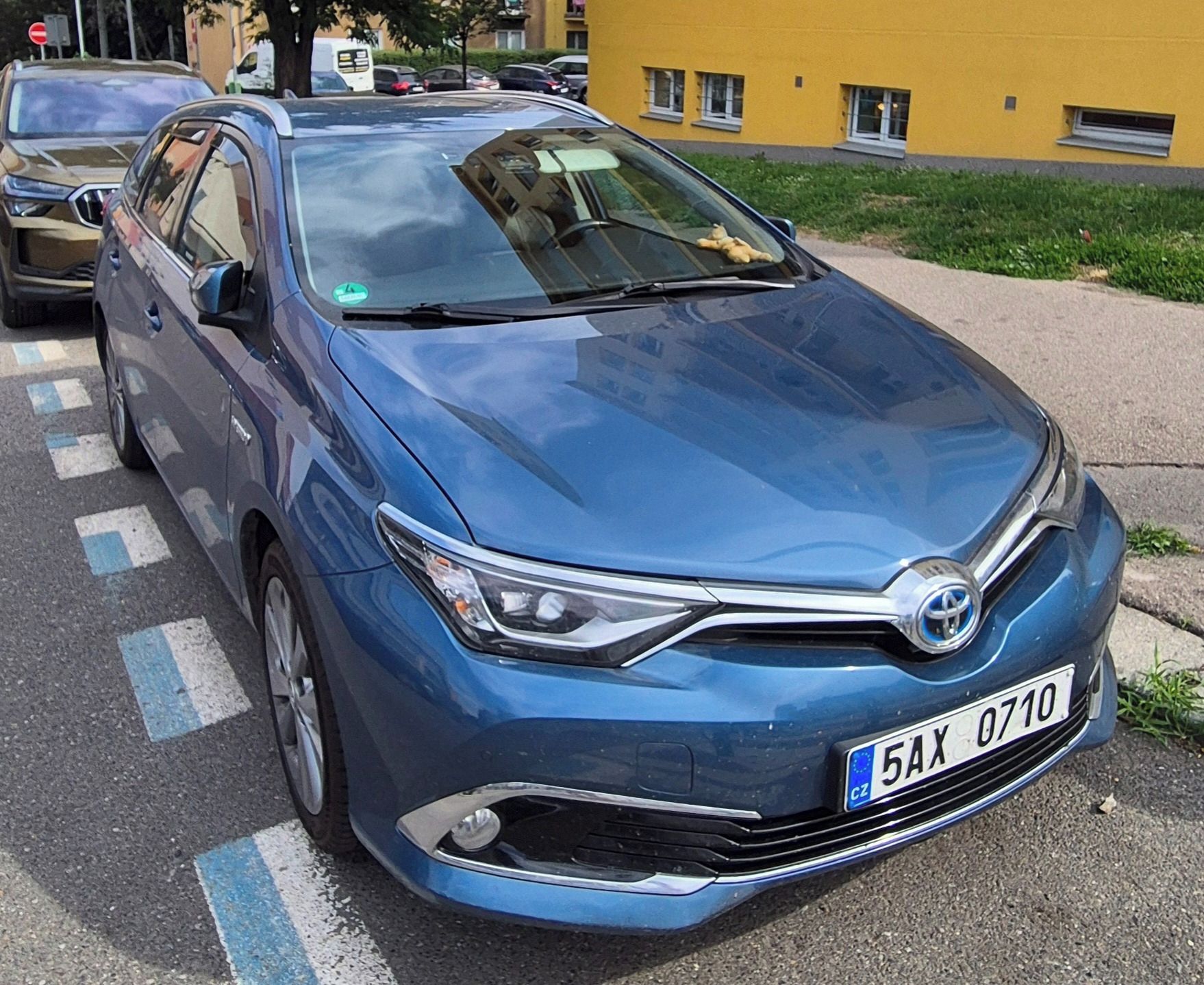 Toyota Auris, Toyota auris touring hybrid