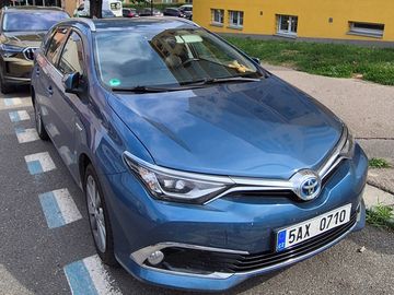 Toyota auris touring hybrid