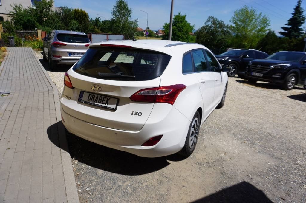 Hyundai i30, 1,6 1.Majitel  nové v ČR - fotka 6