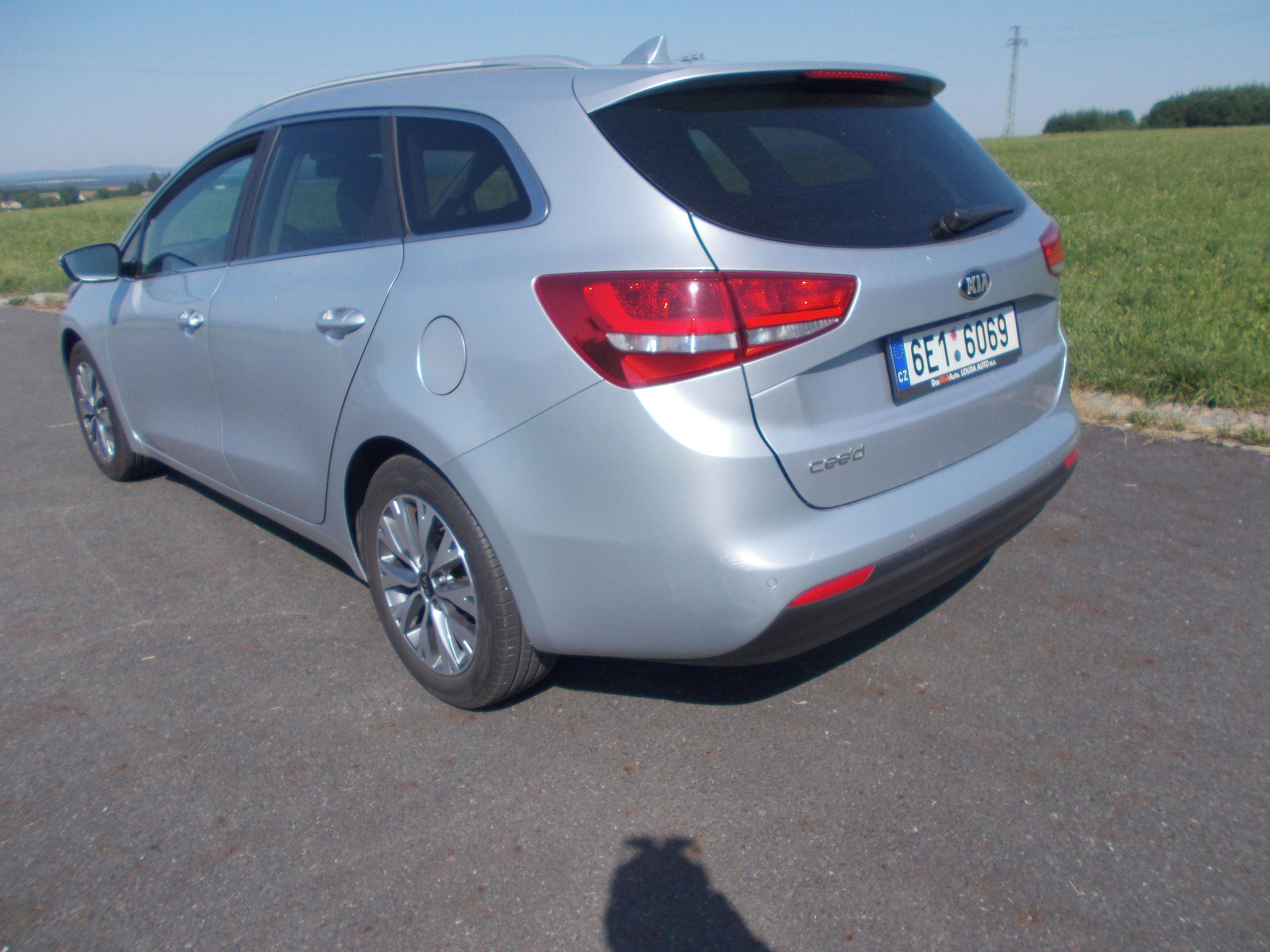 Kia Cee´d, 1,6 99kw 72 000km ČR-2 majitel - fotka 3