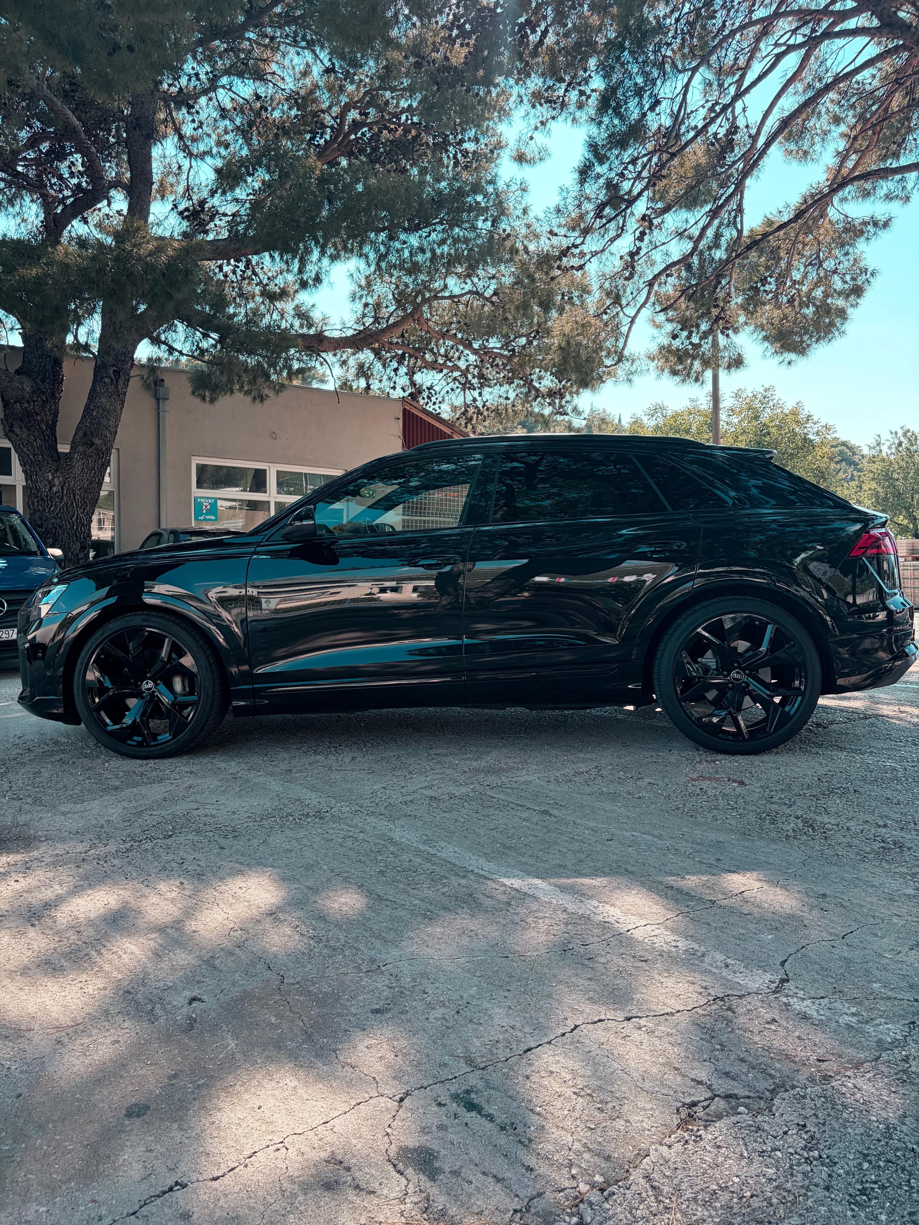 Audi Q8, Audi Q8 S-Line Edition Black - fotka 4