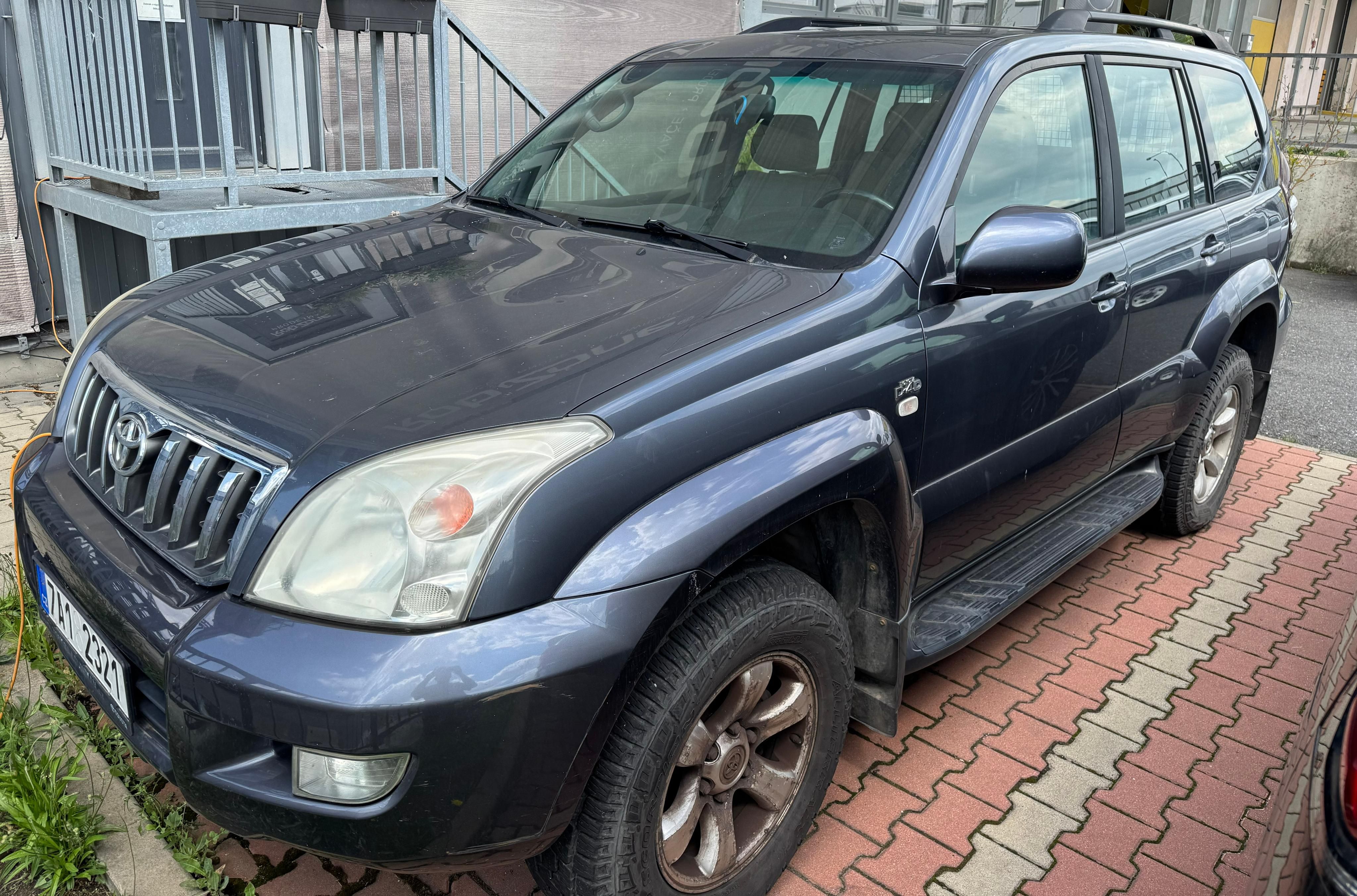 Toyota Land Cruiser, LC120, Pravidelně servisováno. - fotka 6