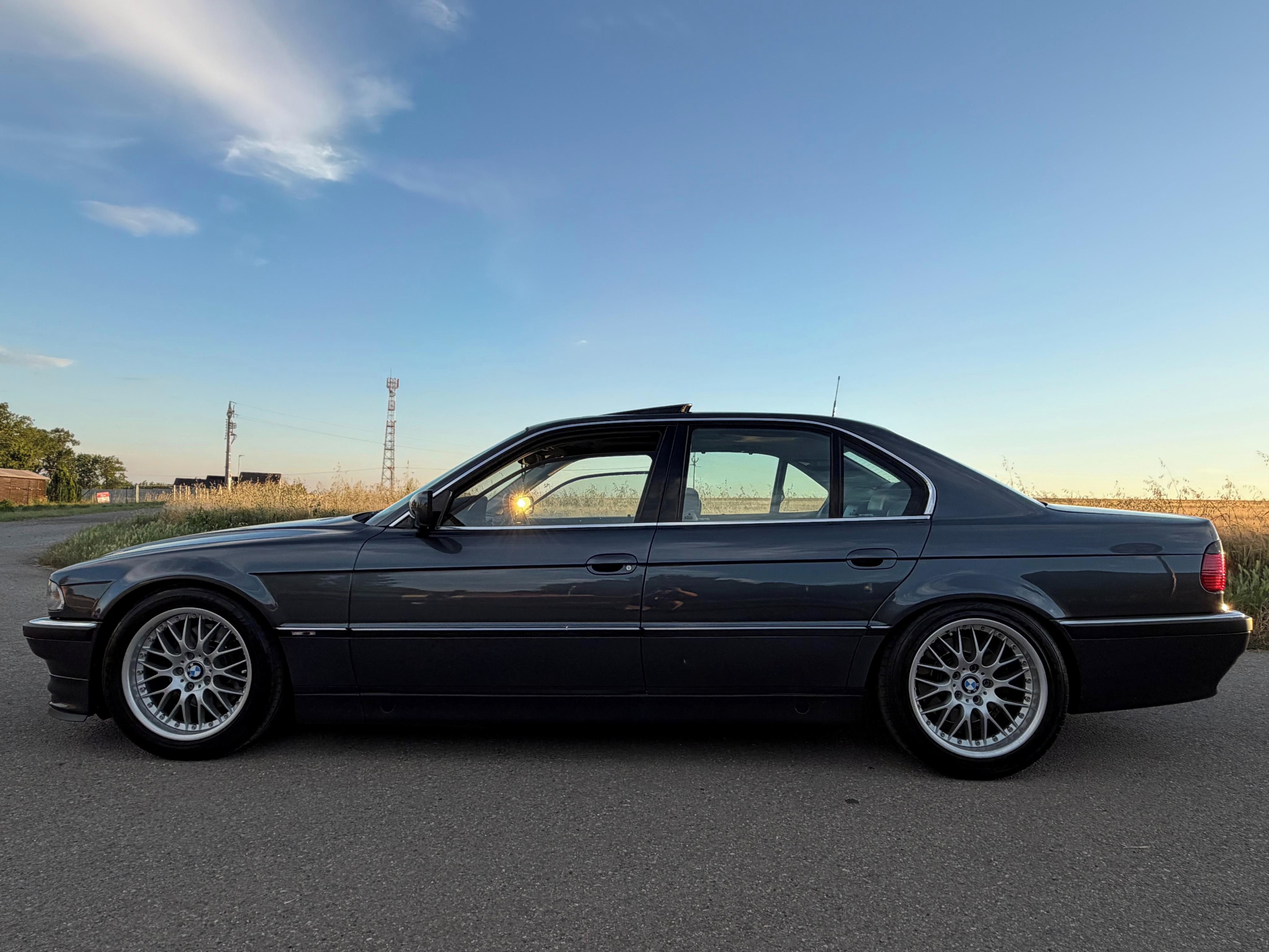 BMW Řada 7, E38 750i V12 322PS INDIVIDUAL - fotka 2