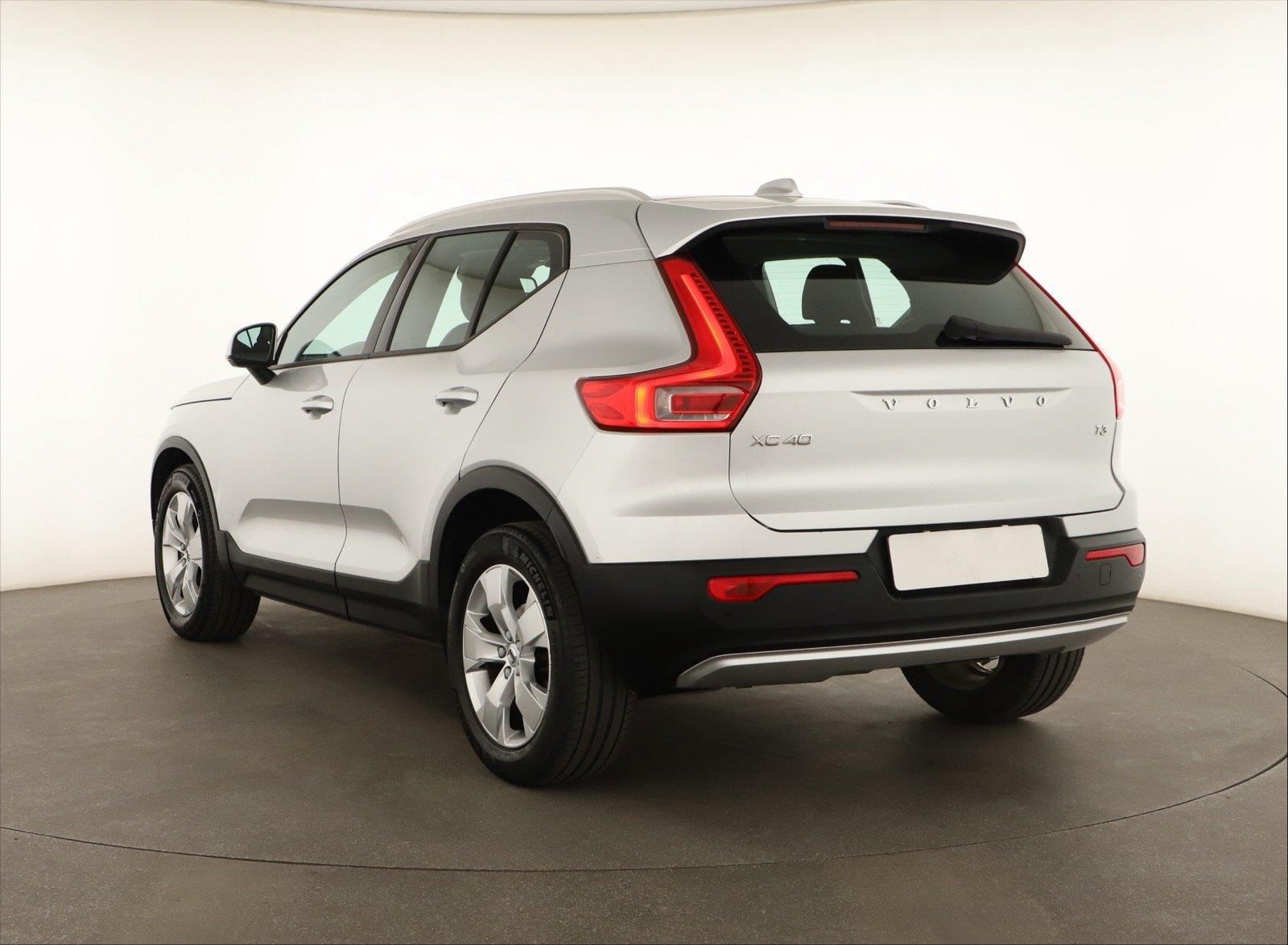 Volvo XC40, T3, Momentum, Serv.kniha, Kůže - fotka 4