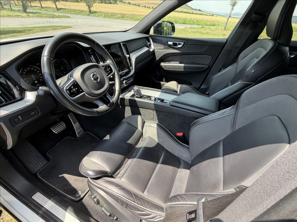 Volvo XC60, B4 AWD R-Design - fotka 5