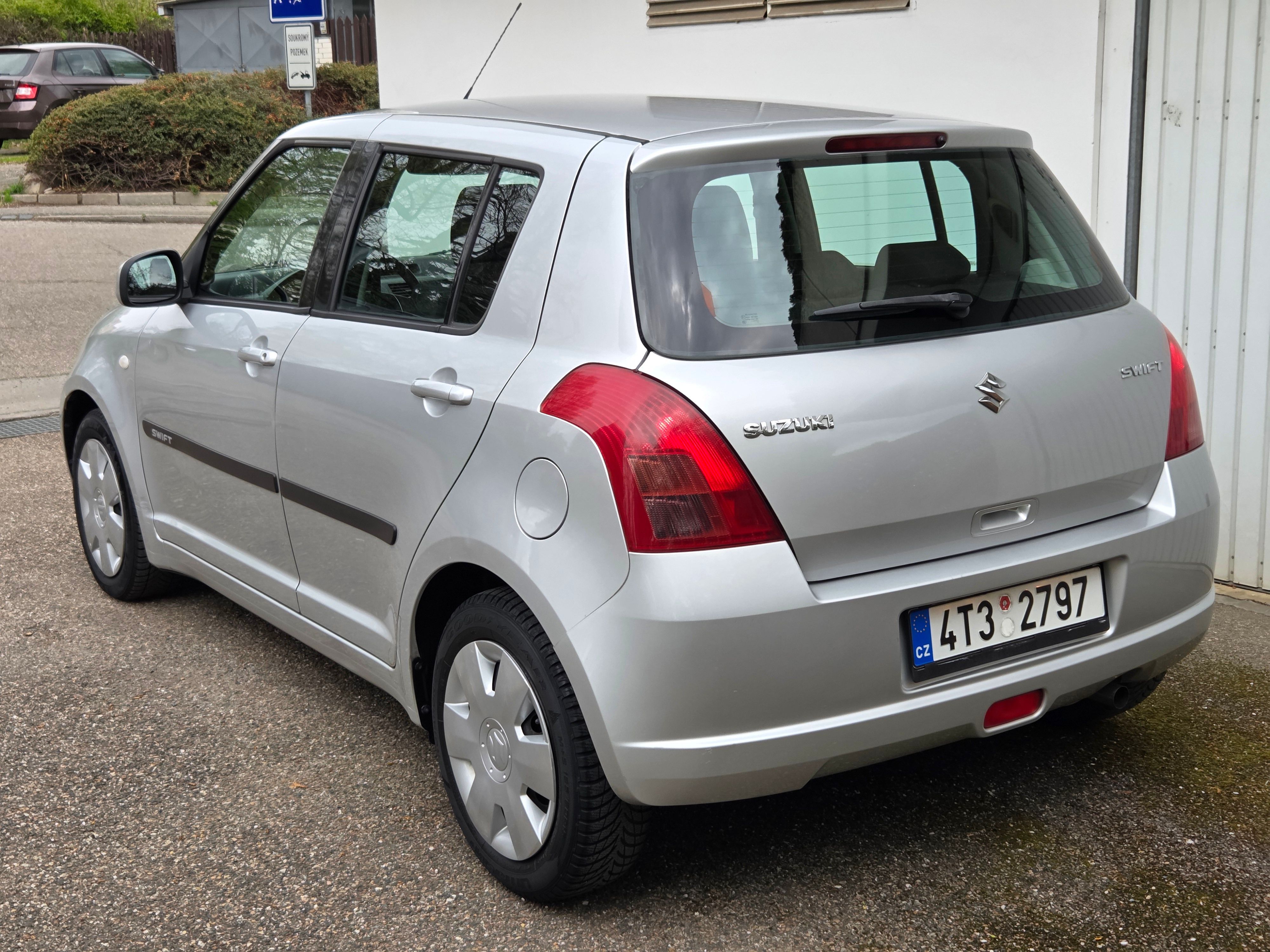 Suzuki Swift, 1.3i  Velmi malý nájezd km. - fotka 4