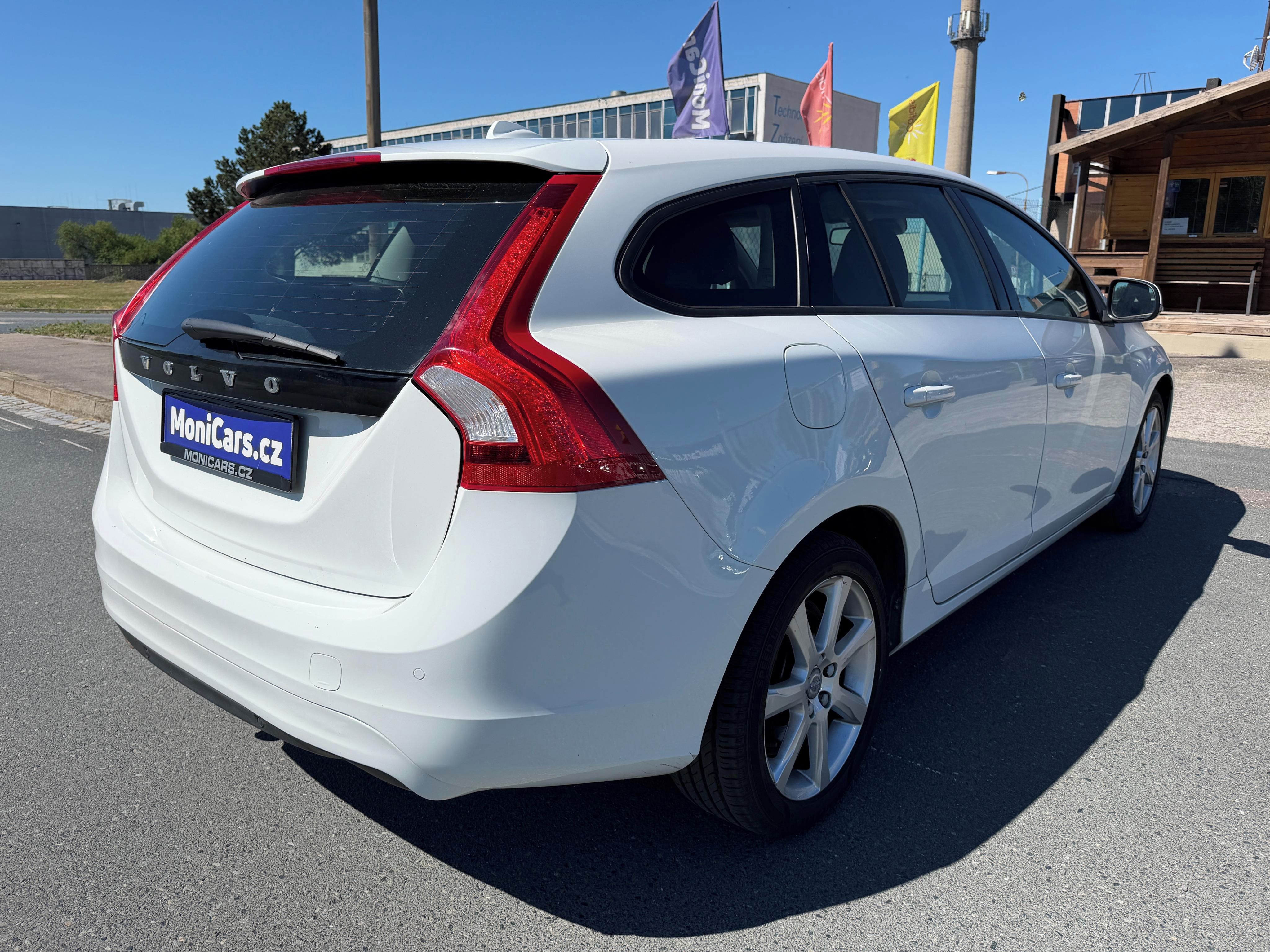 Volvo V60, 2.0 D3 88kW, NAVI. VÝHŘEV - fotka 4