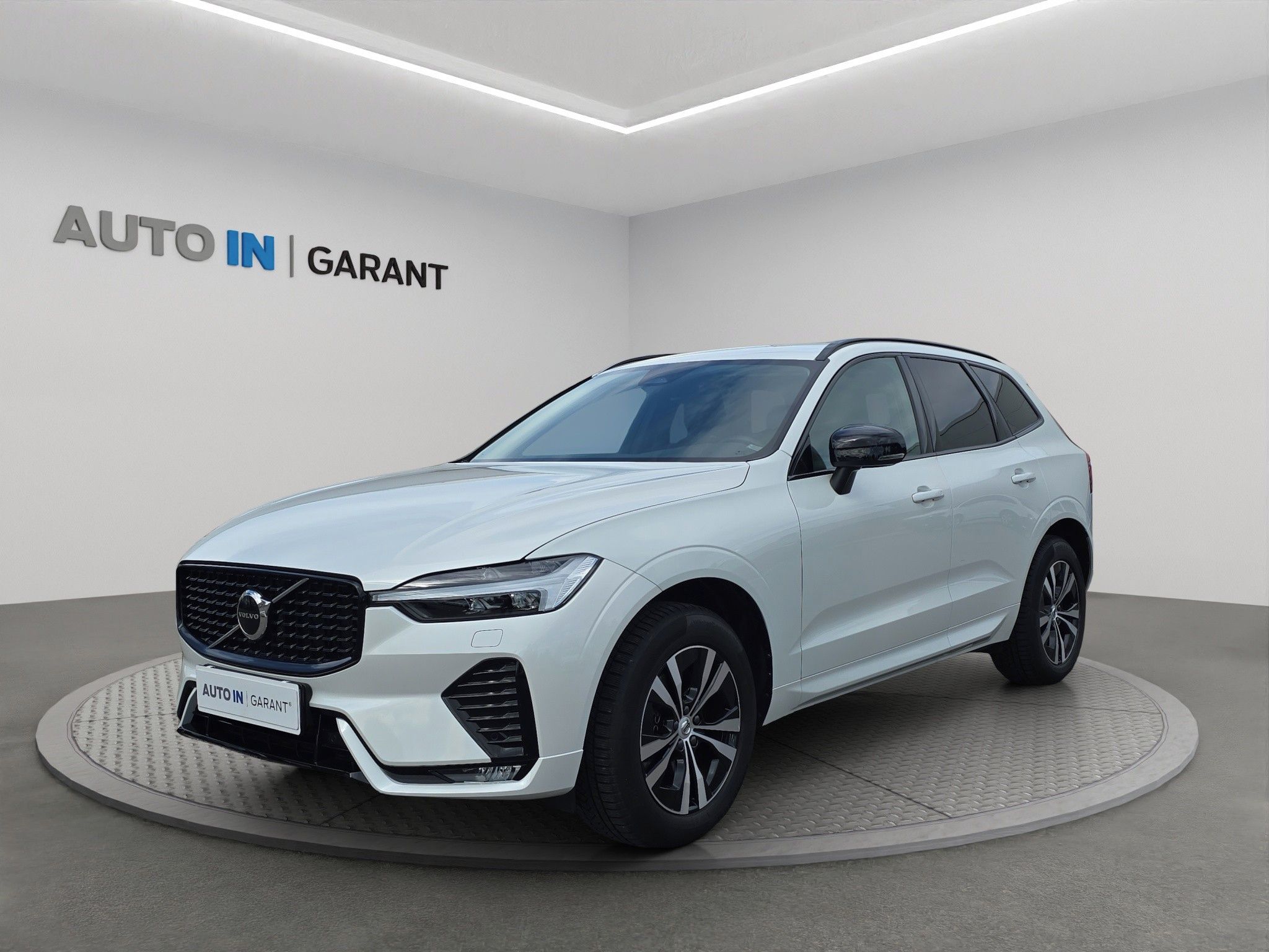 Volvo EX60, B5 AWD 2.0 MHEV 184kW, ČR, 1 M