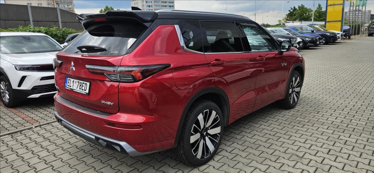 Mitsubishi Outlander, 2,4 PHEV 4x4  INSTYLE - fotka 4