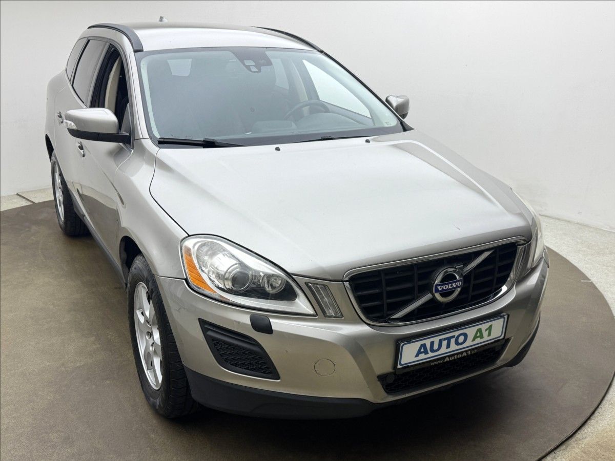 Volvo XC60, 2,4 D3 4X4 AUT. VÝHŘEV LED ČR - fotka 3