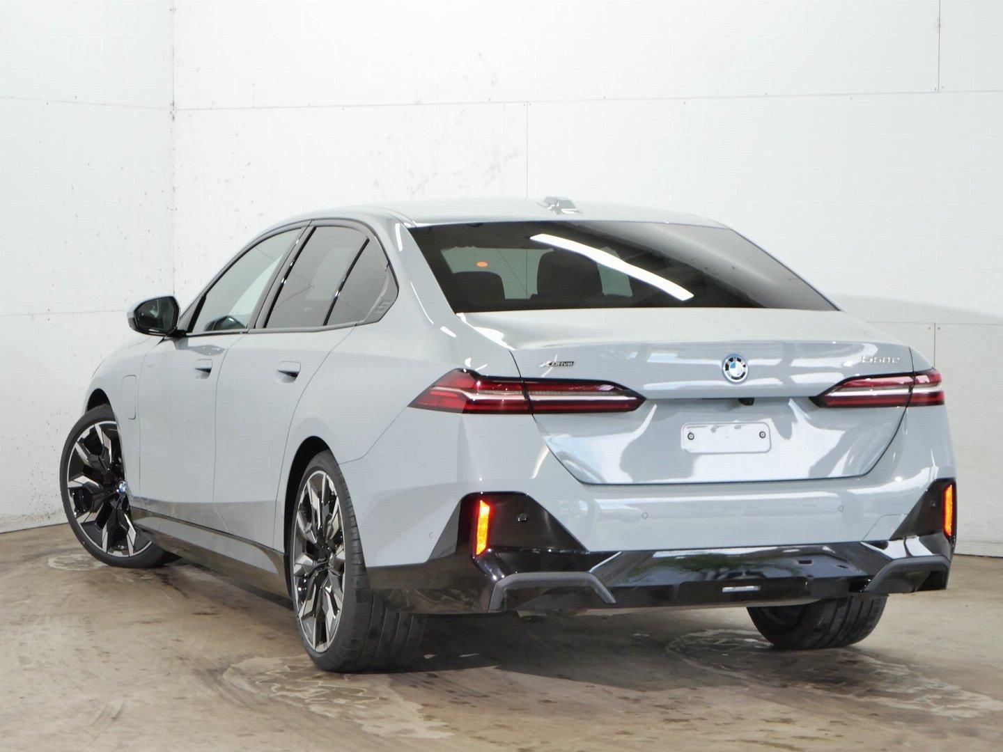 BMW Řada 5, 550e xDrive - fotka 3