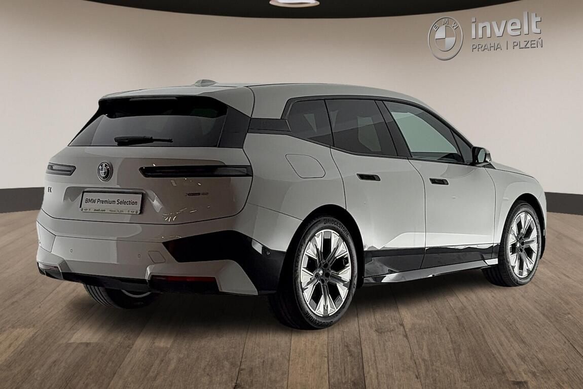 BMW iX, xDrive40 - fotka 3