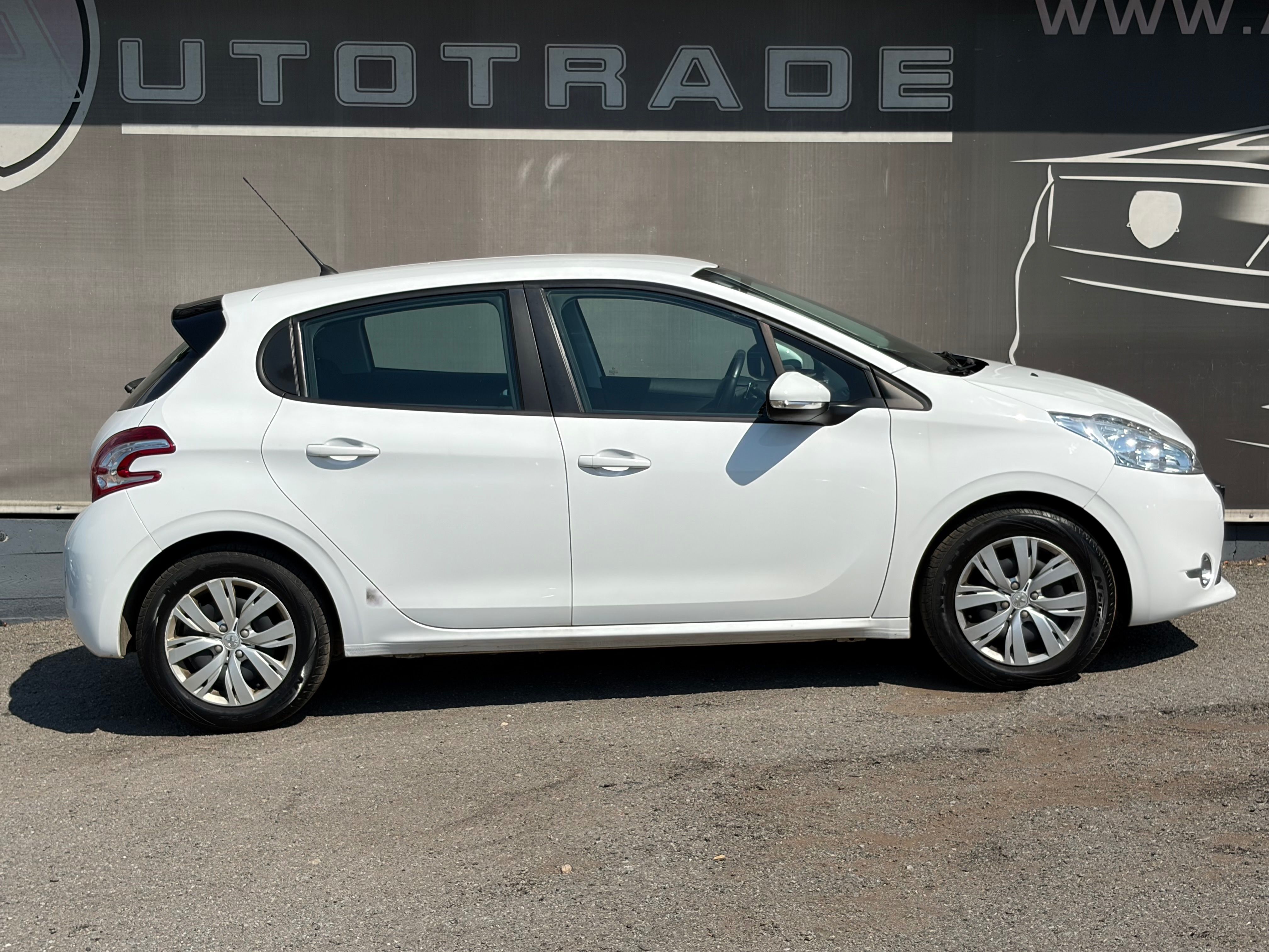 Peugeot 208, 1.2i 60kW,AUTOMAT,PO ROZVODECH - fotka 5