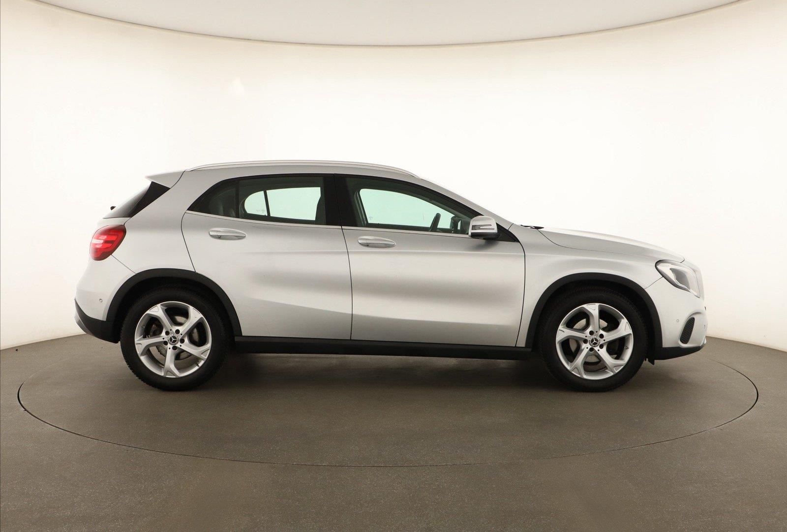 Mercedes-Benz GLA, 180, Kůže, Navi, Tempomat - fotka 6
