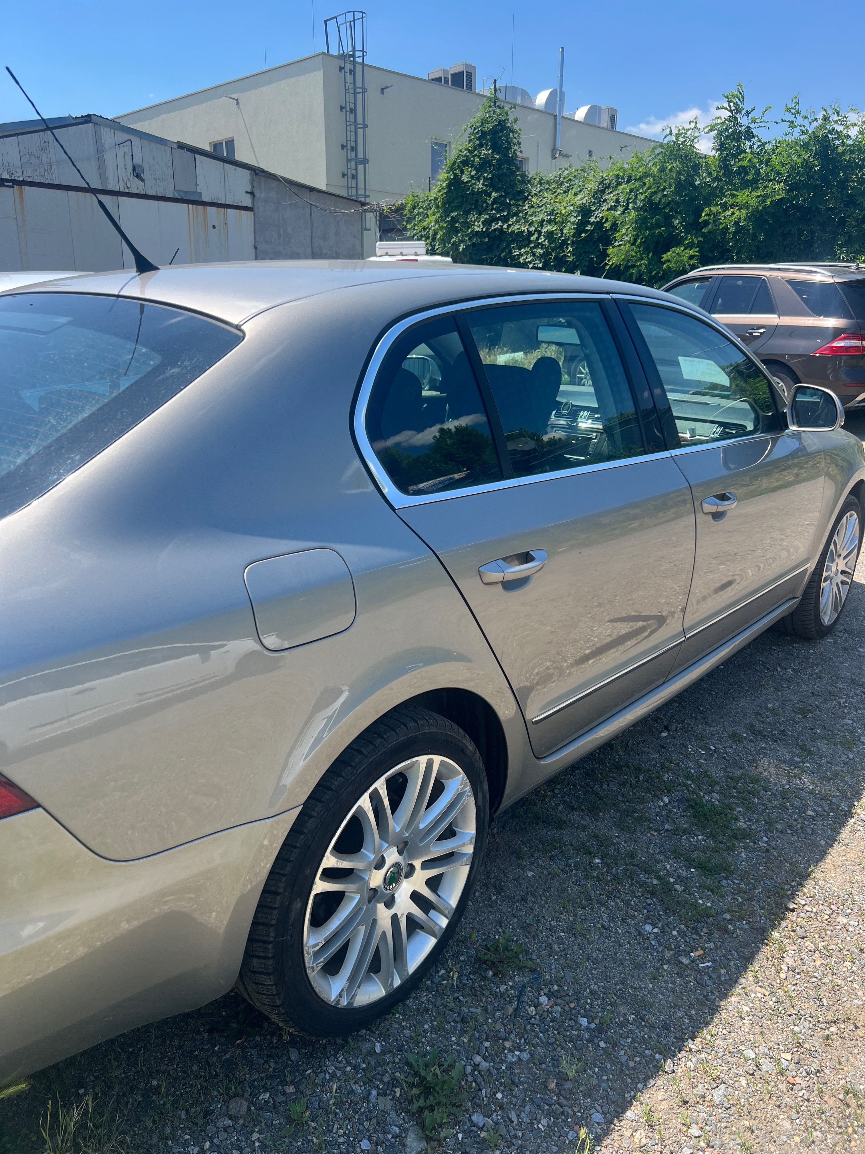 Škoda Superb, Superb TSI, 190 000 km, manuál - fotka 3