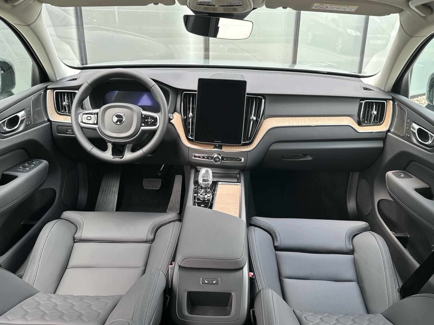 Volvo XC60, 2.0B5 184kW 4x4  PLUS DARK - fotka 4