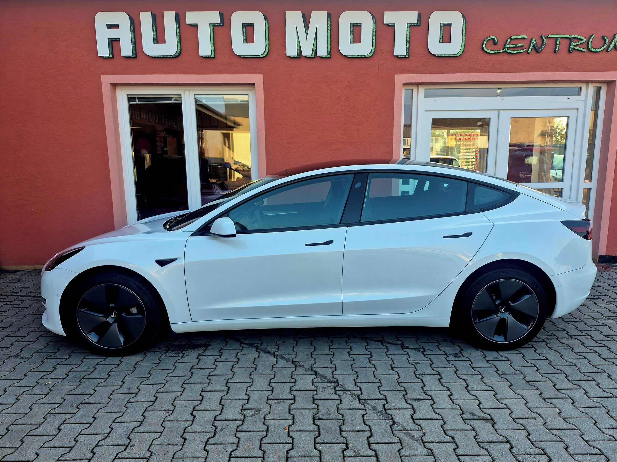 Tesla Model 3, Long Range, Dual Motor, 366 kW - fotka 2