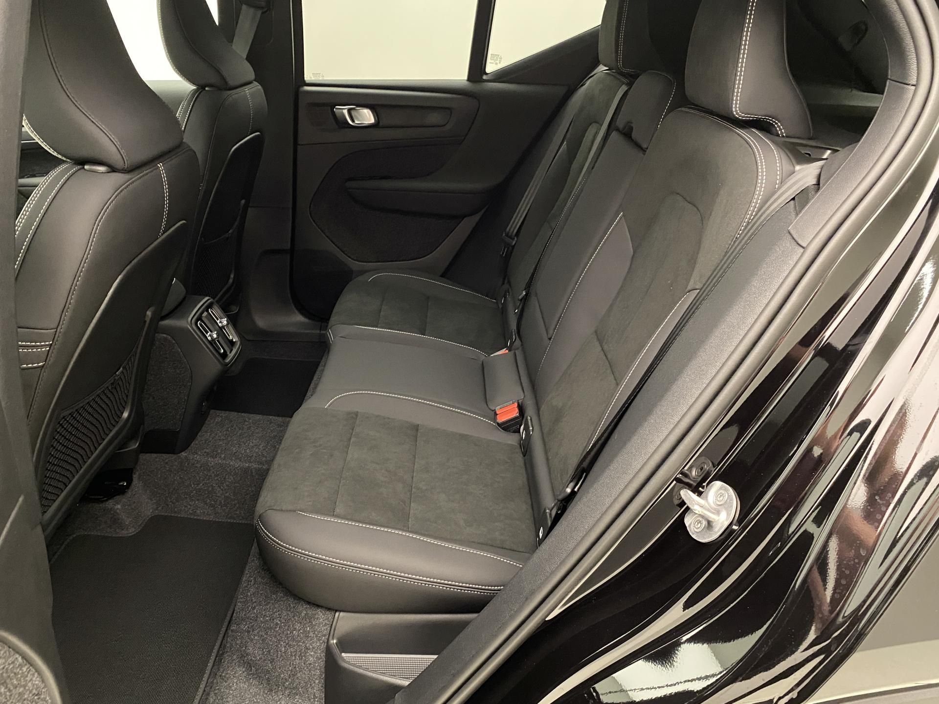 Volvo XC40, B3 AUT DARK ULTRA - fotka 6