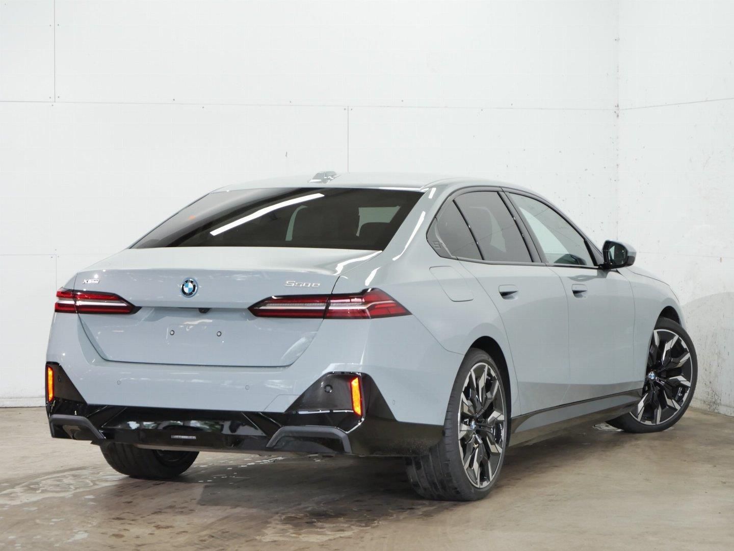 BMW Řada 5, 550e xDrive - fotka 4