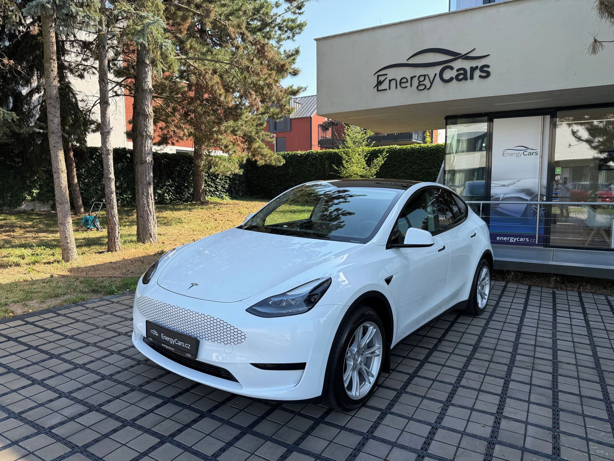 Tesla Model Y, Standrart Range LFP Tažné