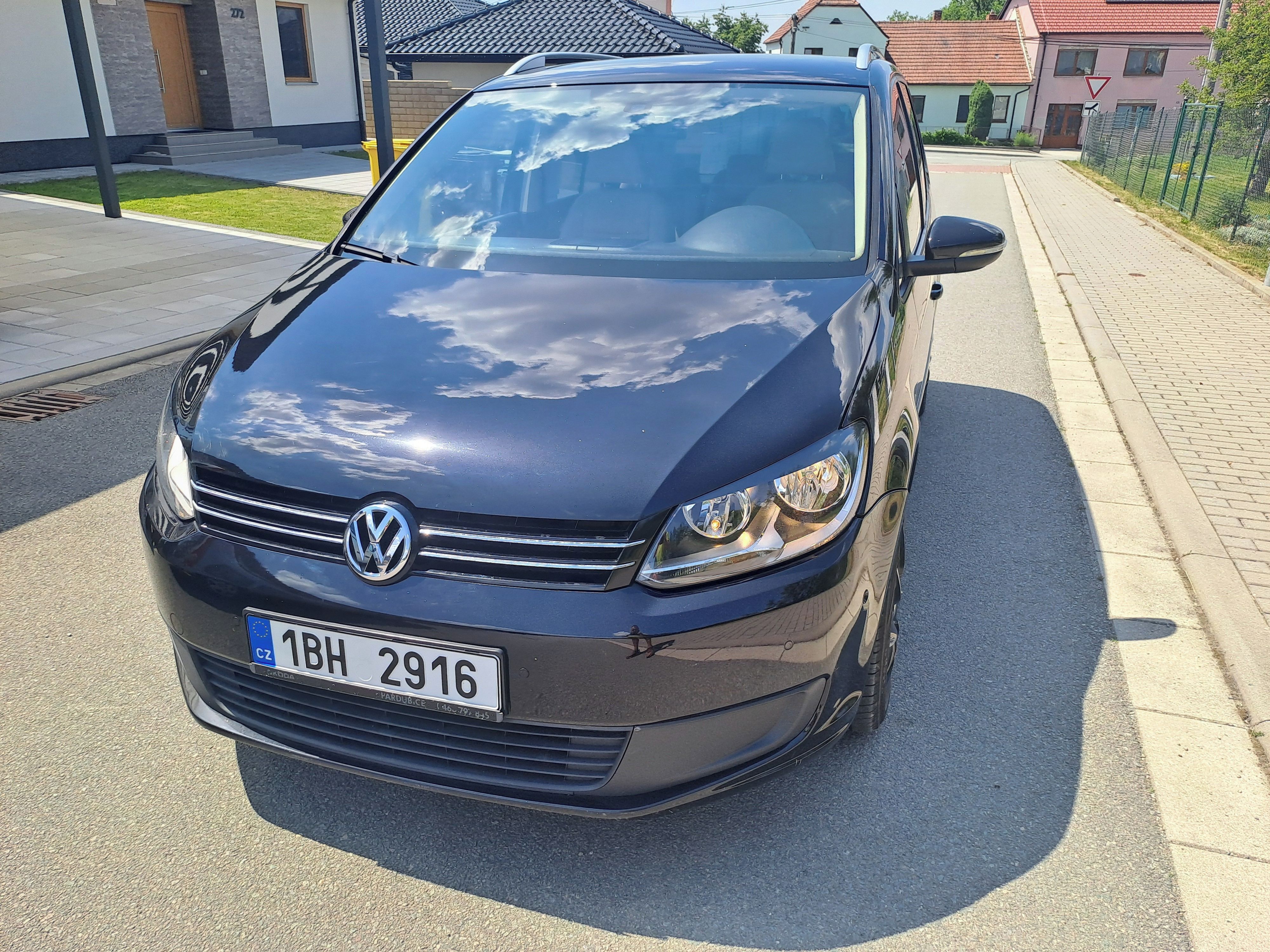 Volkswagen Touran, 1,6TDI 1.MAJ, SERVISOVANÝ VŮZ - fotka 4