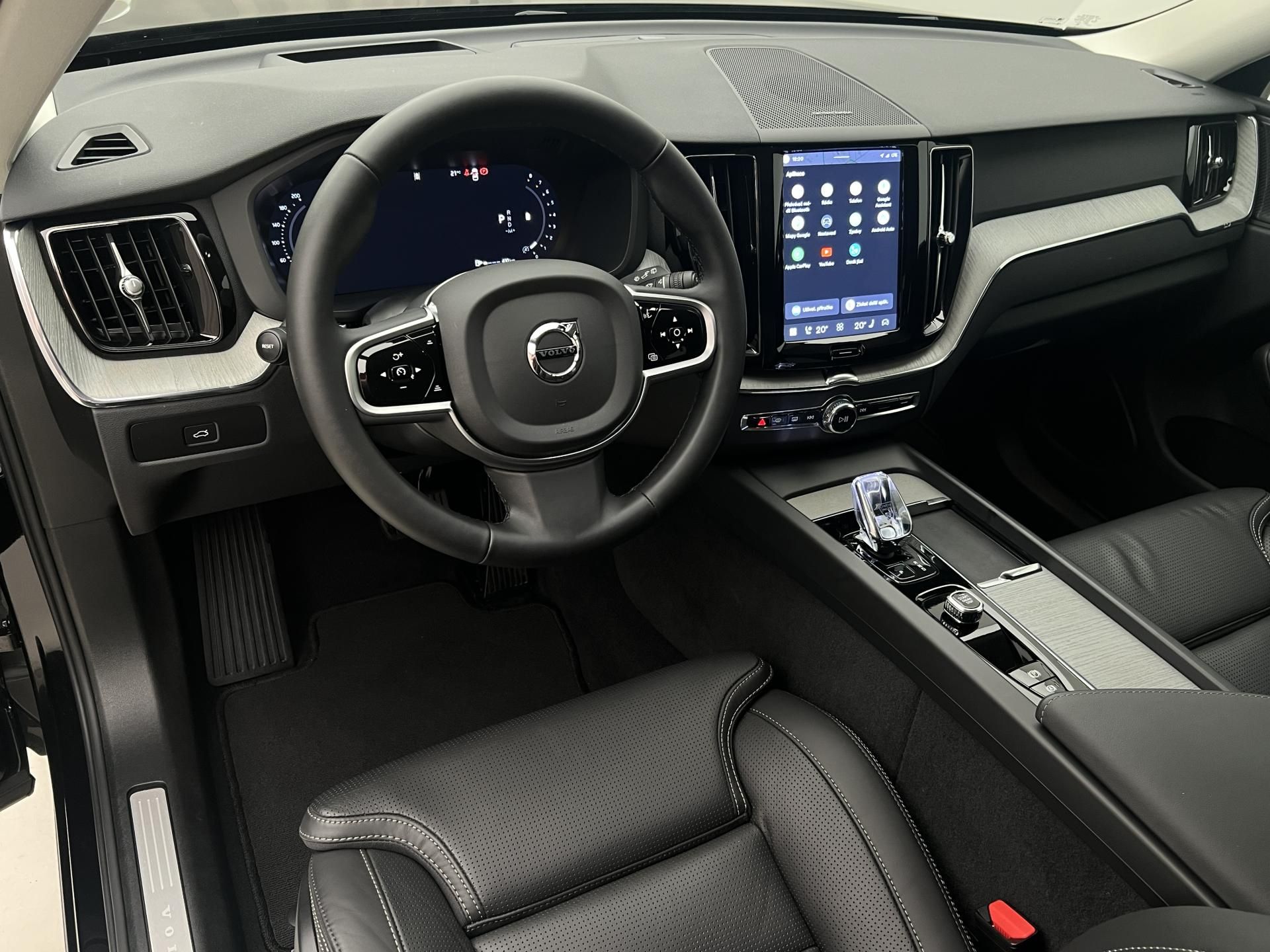 Volvo XC60, B5 AWD DARK PLUS AUT - fotka 4