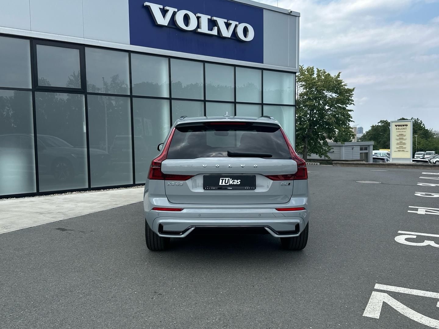 Volvo XC60, 2.0B5 184kW 4x4  PLUS DARK - fotka 5