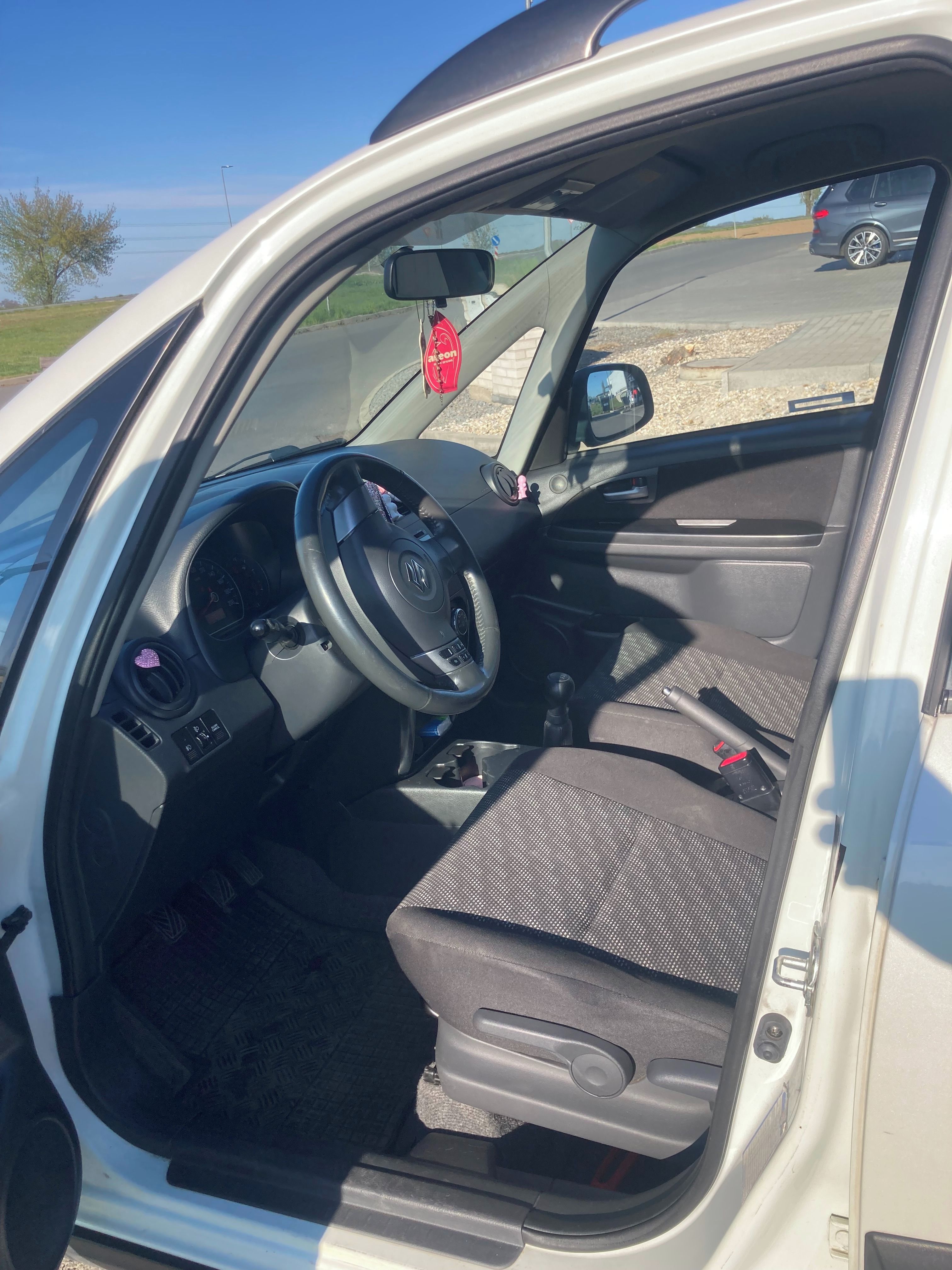 Suzuki SX4, 1.6 benzín, 79 kW - fotka 5