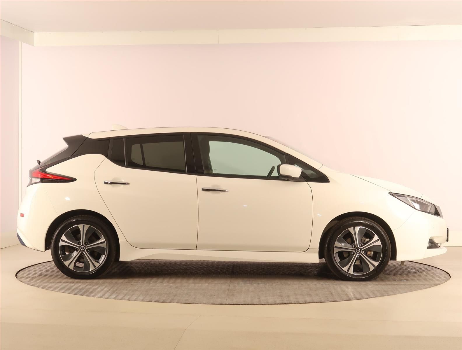 Nissan LEAF, 40 kWh, SoH 91%, Automat - fotka 6