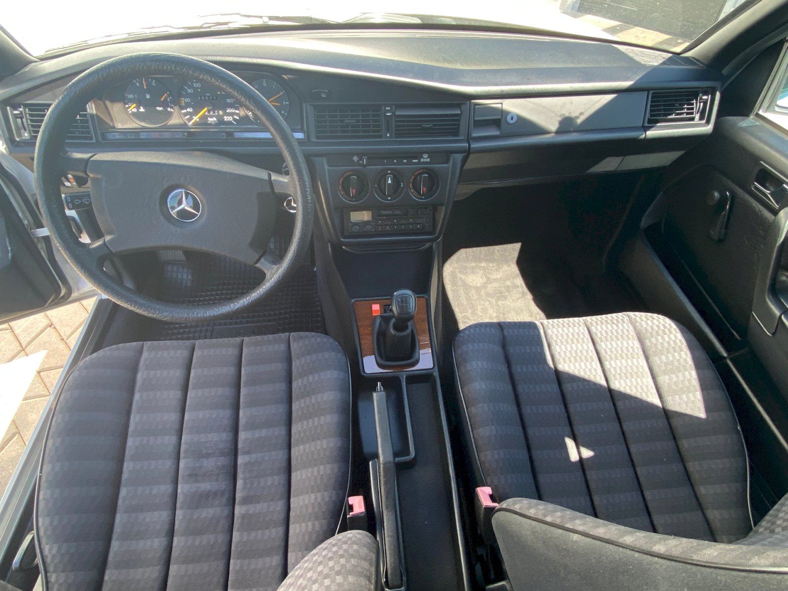 Mercedes-Benz 190, E 1.8, 80 kW - fotka 5