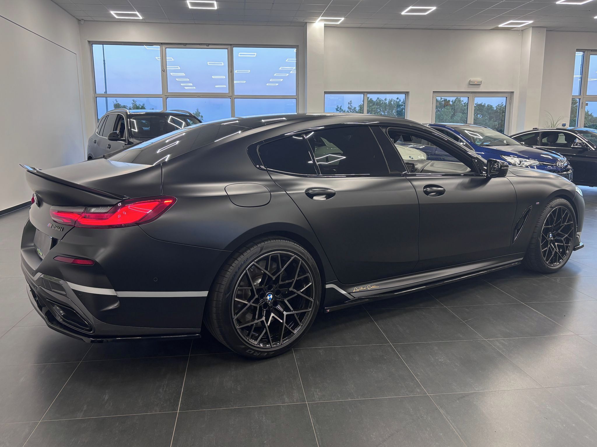 BMW Řada 8, M850i xDrive, Edition Golden T - fotka 5