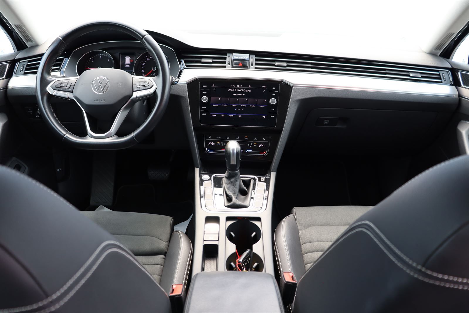 Volkswagen Passat, 2.0 TDI DSG Elegance Variant - fotka 3