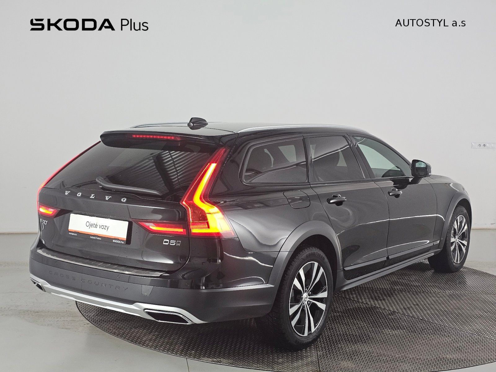 Volvo V90, Cross Country D5 173kW MOMENTU - fotka 2