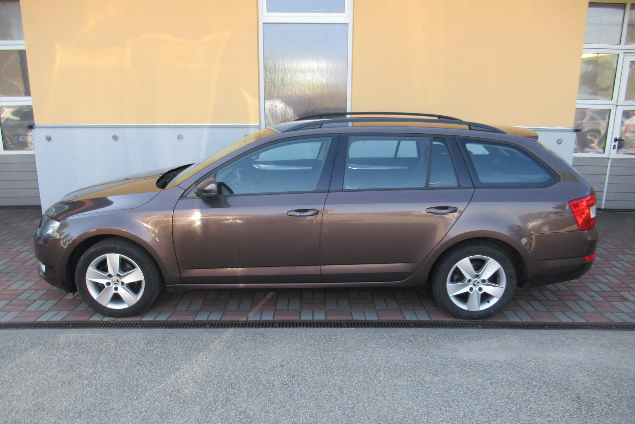 Škoda Octavia, 1.6 TDI 4x4 KLIMA TAŽNÉ ČR - fotka 6