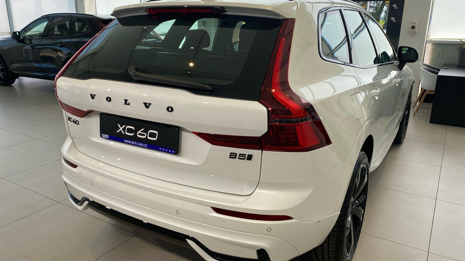 Volvo XC60, PLUS BLACK EDITION, B5 AWD, 18 - fotka 5
