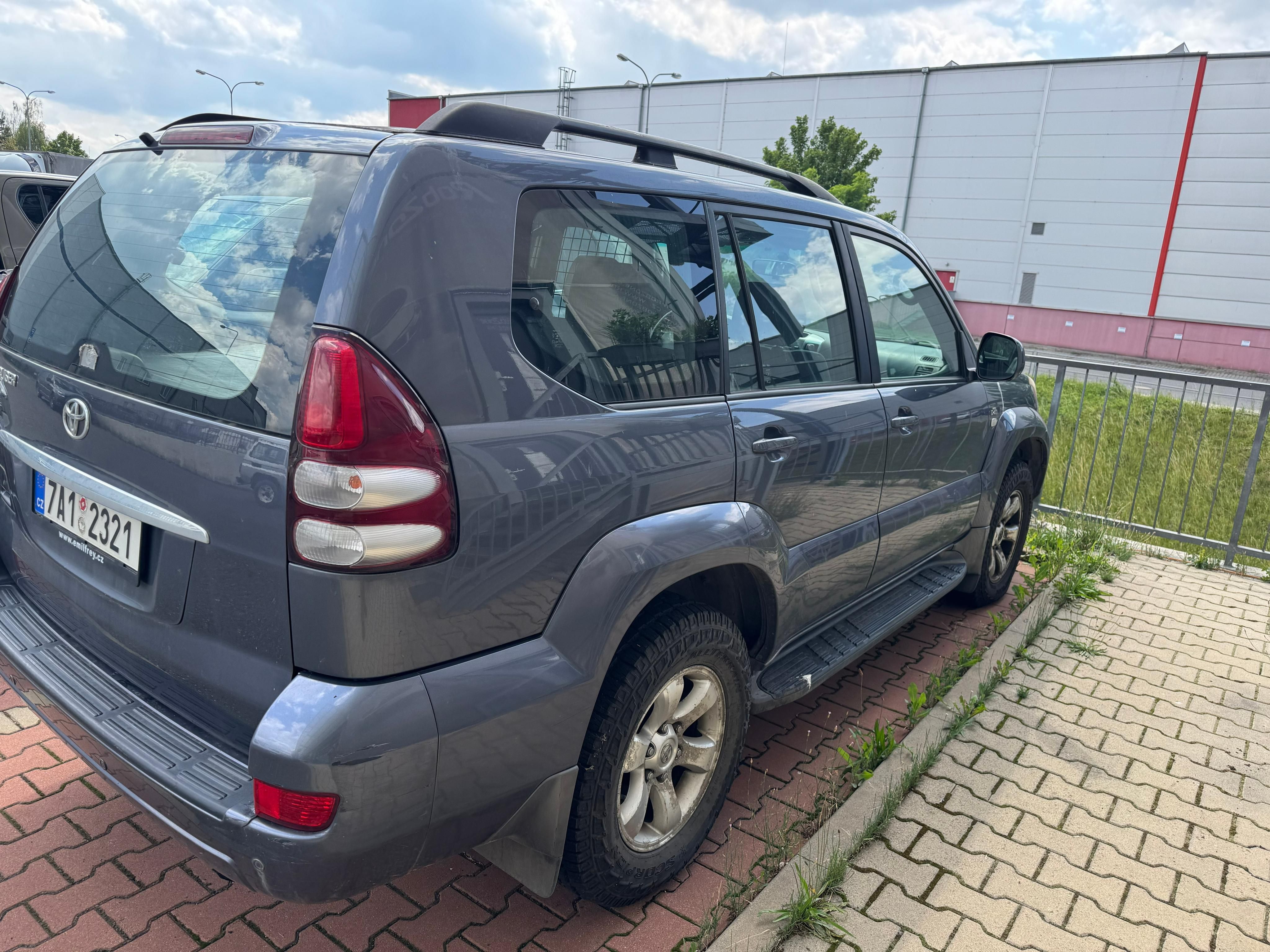 Toyota Land Cruiser, LC120, Pravidelně servisováno. - fotka 5
