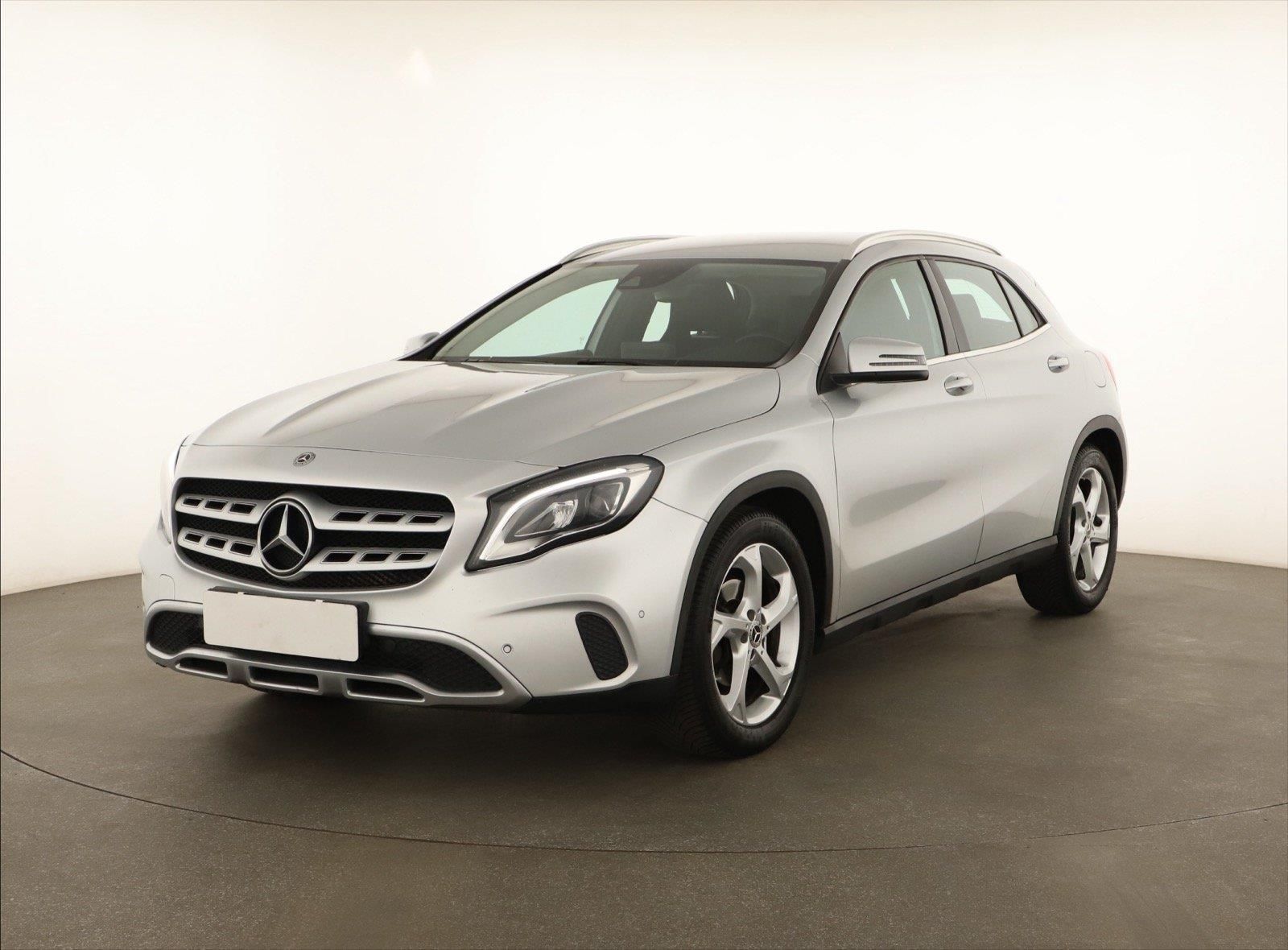 Mercedes-Benz GLA, 180, Kůže, Navi, Tempomat - fotka 2