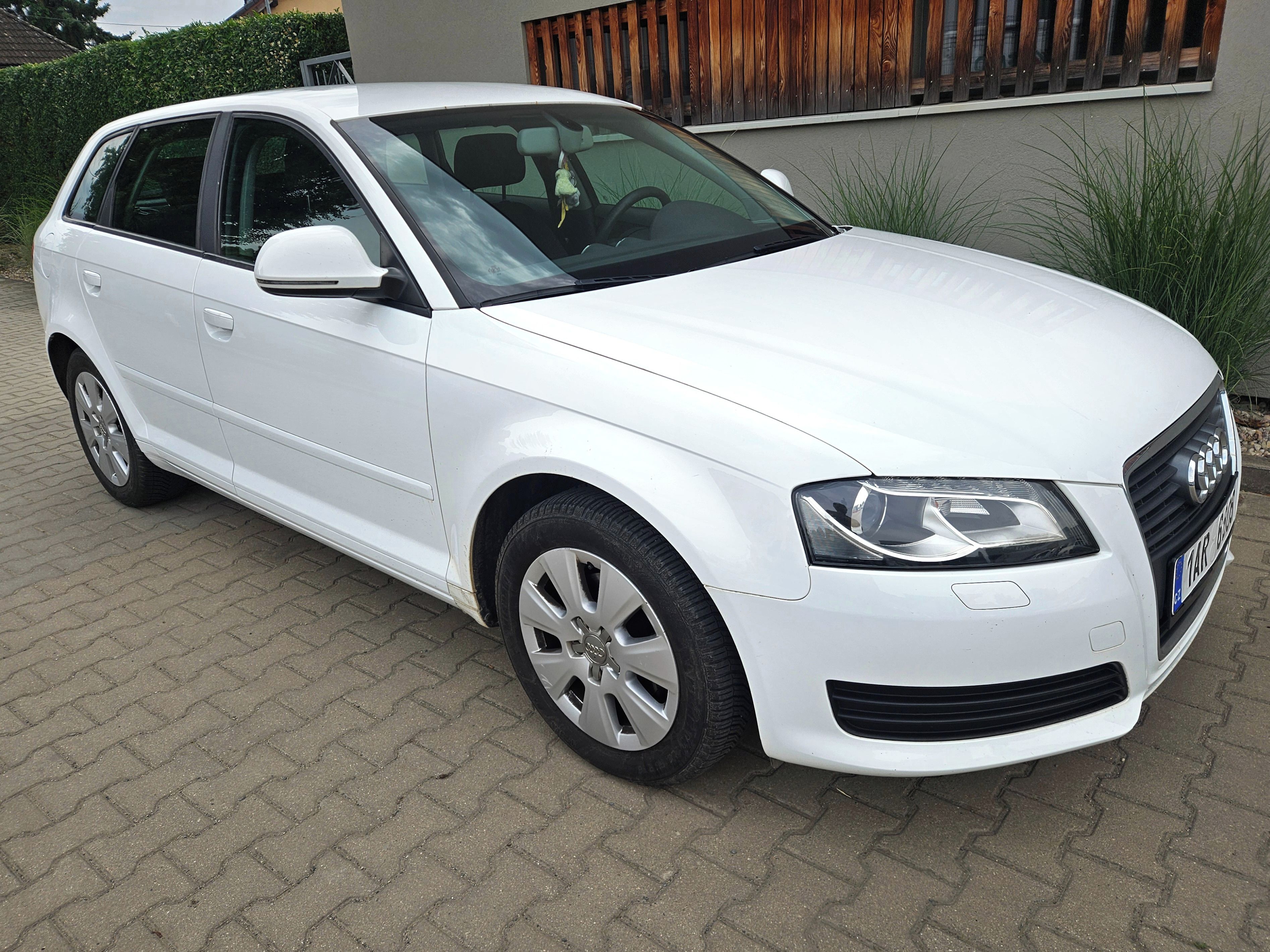 Audi A3, Sportback 1.6 MPI 75 kW ČR 1M - fotka 2