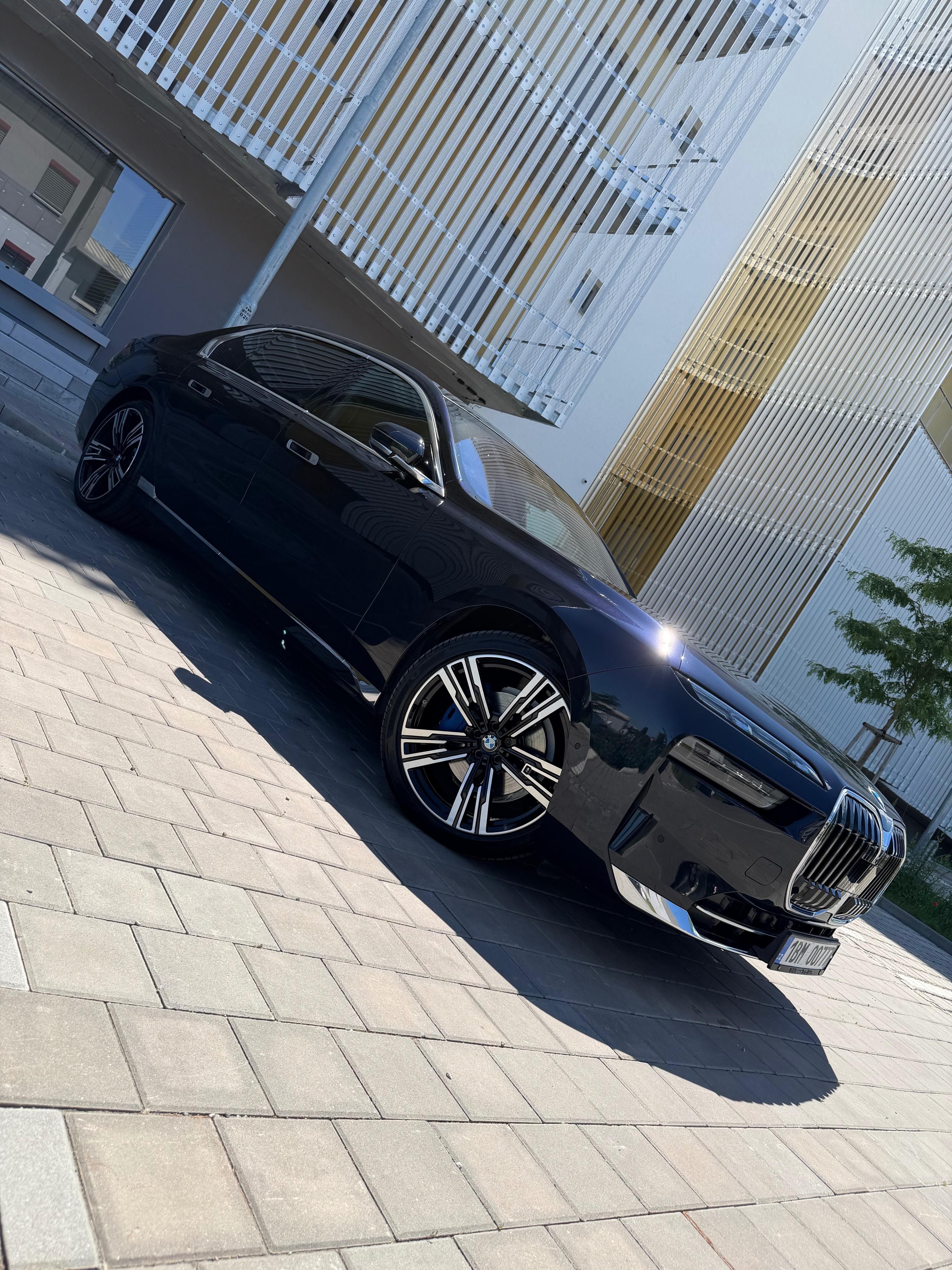BMW Řada 7, G70 3.0d - fotka 5