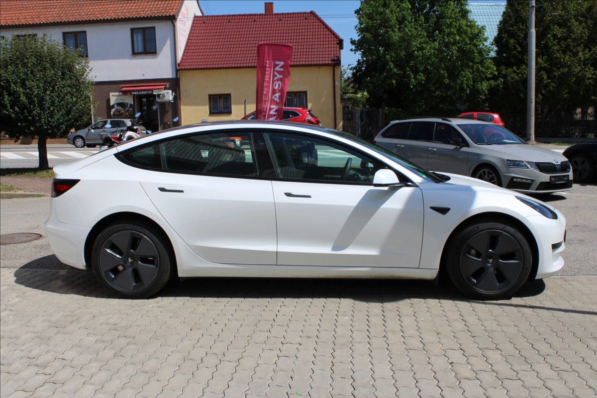 Tesla Model 3, Standard Plus - fotka 3
