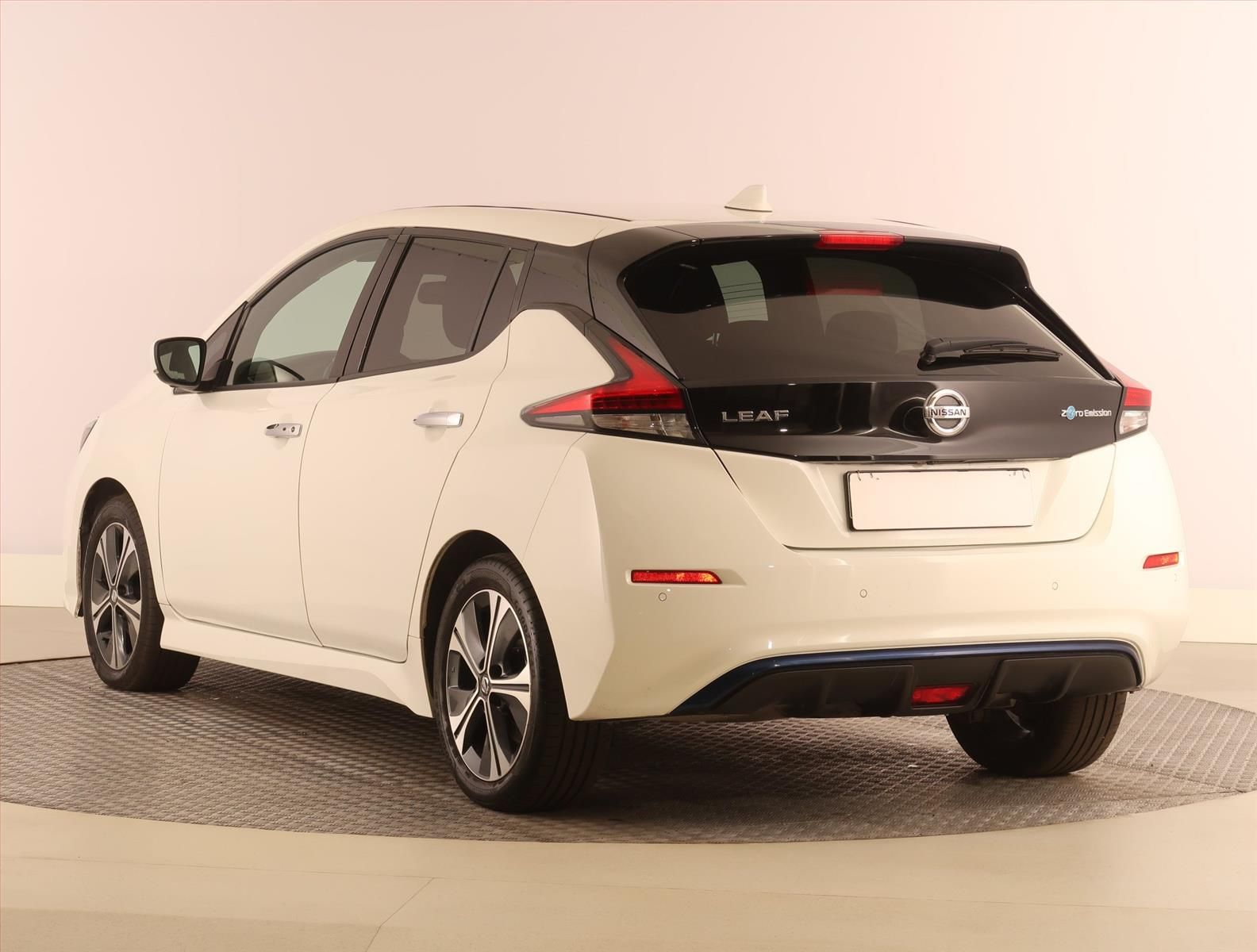 Nissan LEAF, 40 kWh, SoH 91%, Automat - fotka 4