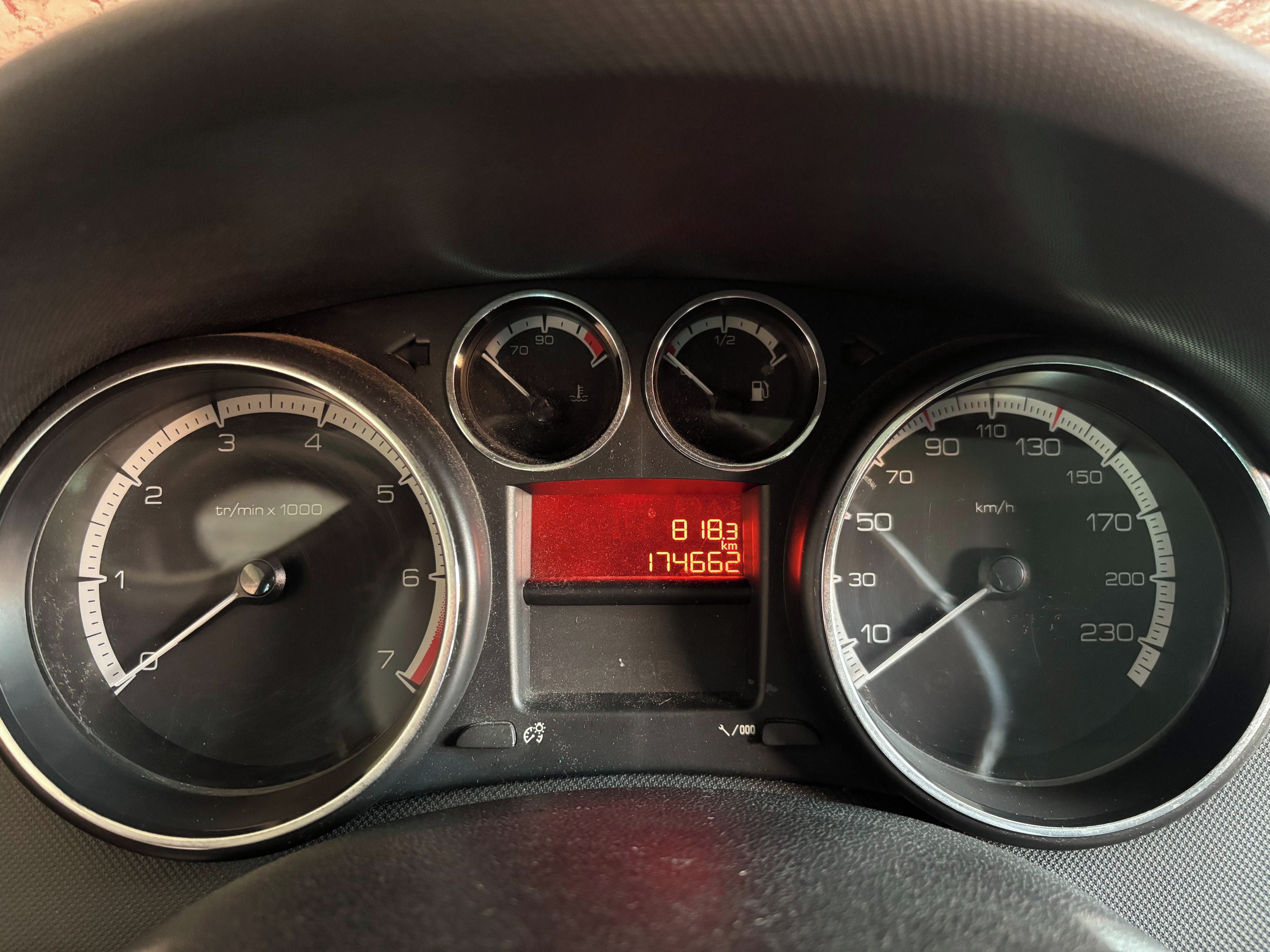 Peugeot 308, Peugeot 308, vhodný k opravě - fotka 6