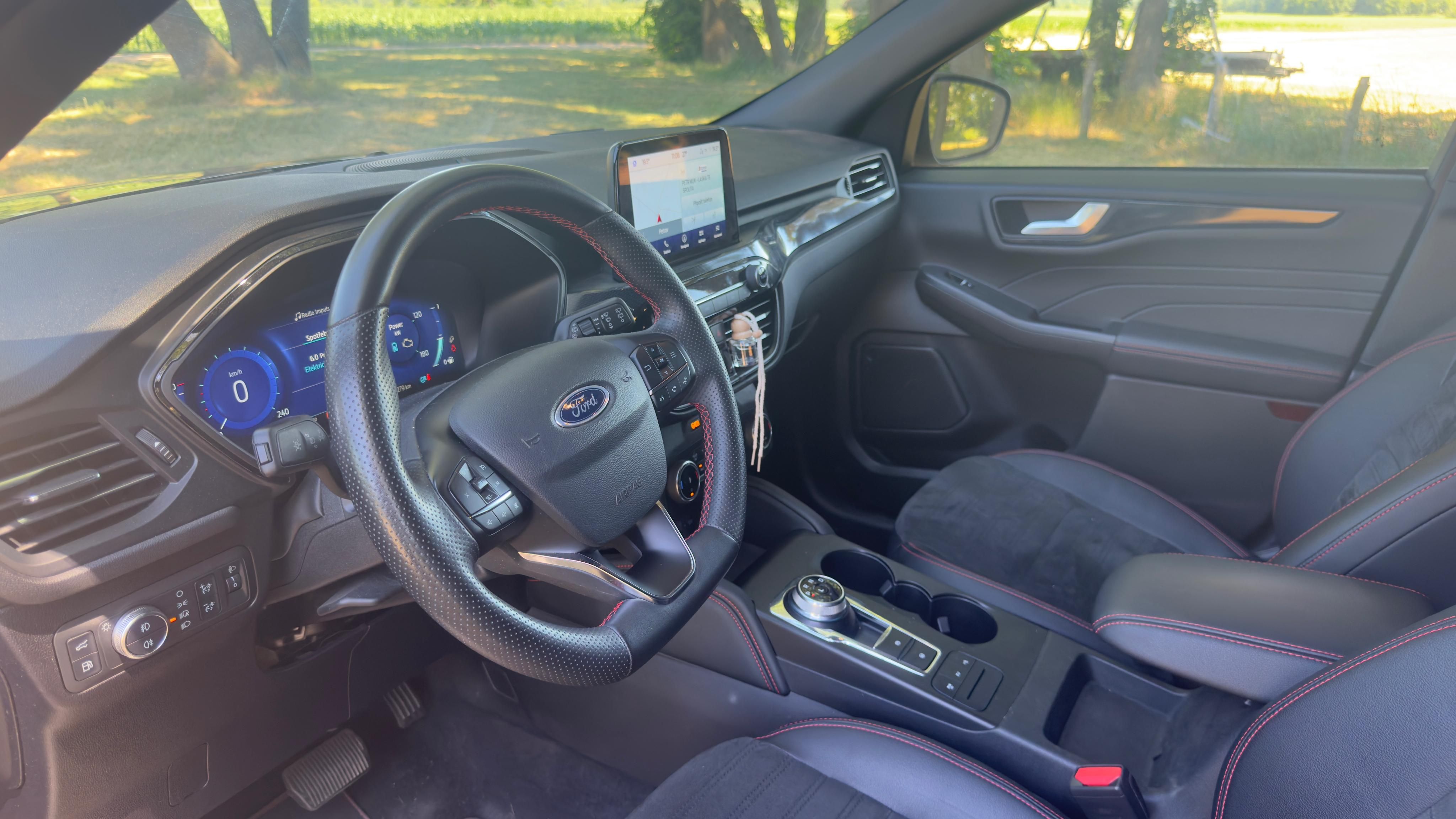 Ford Kuga, 2,5l Plug-in hybrid ST LINE - fotka 4