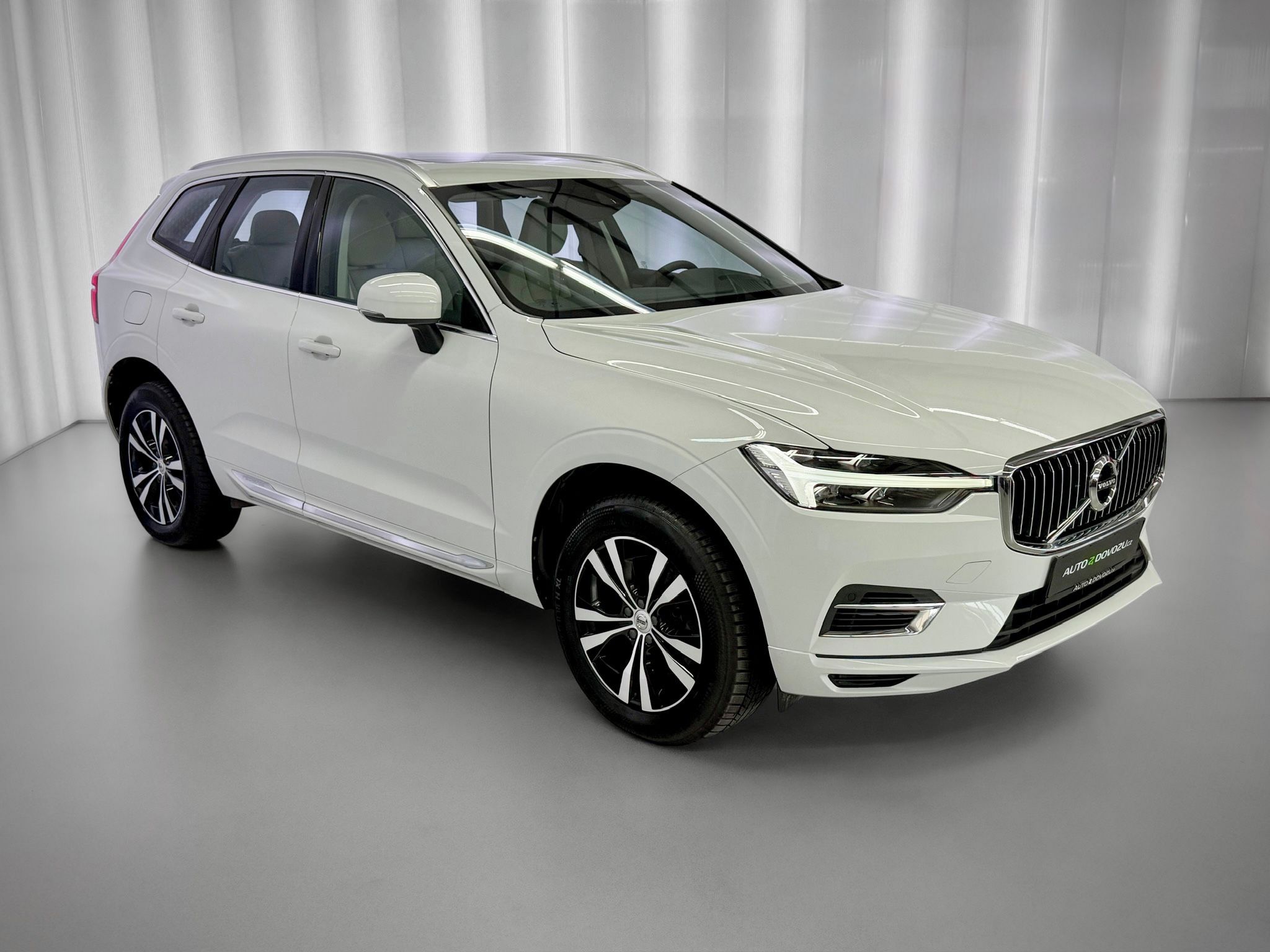 Volvo XC60, T6 AWD RECHARGE, ACC, PANORAMA - fotka 4