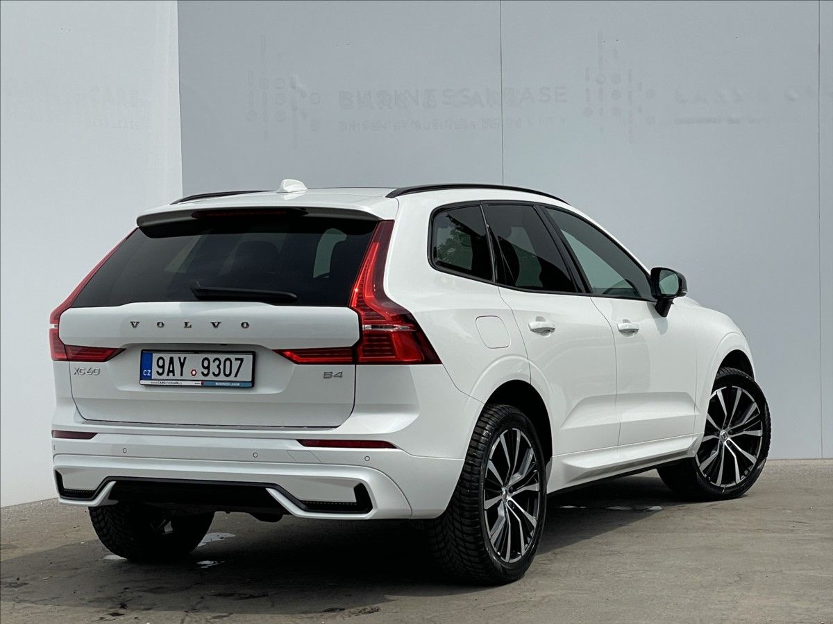 Volvo XC60, 2,0 B4 A8 Ultimate Dark - fotka 3